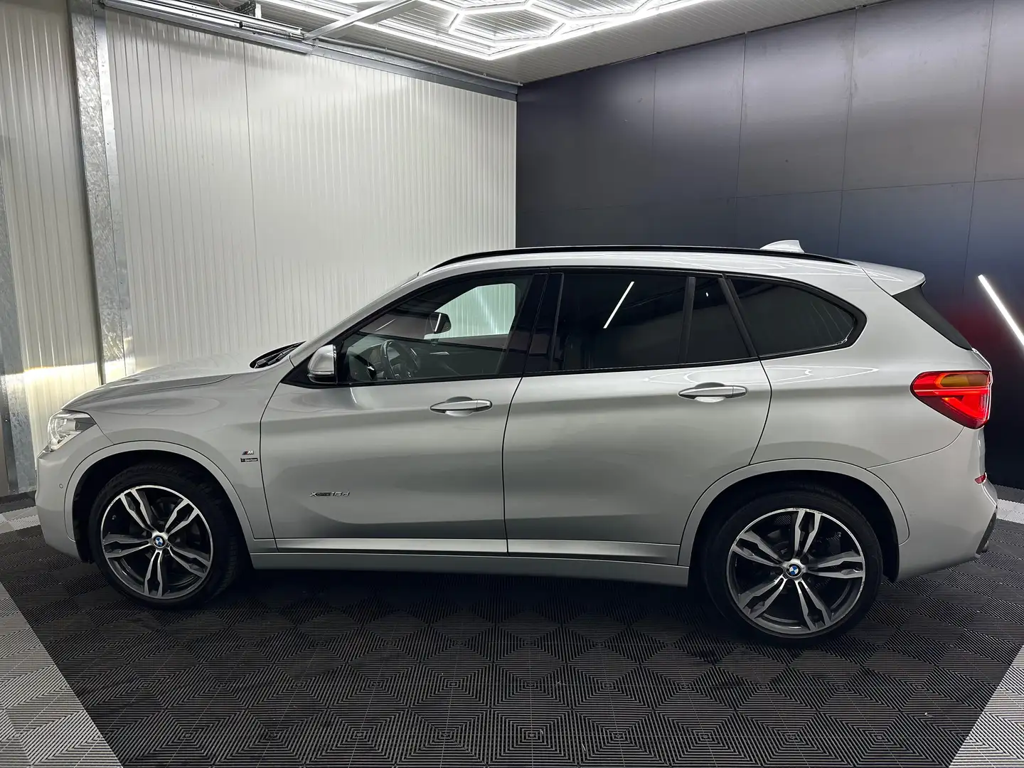 BMW X1 xDrive 18 d M Sport Grau - 2