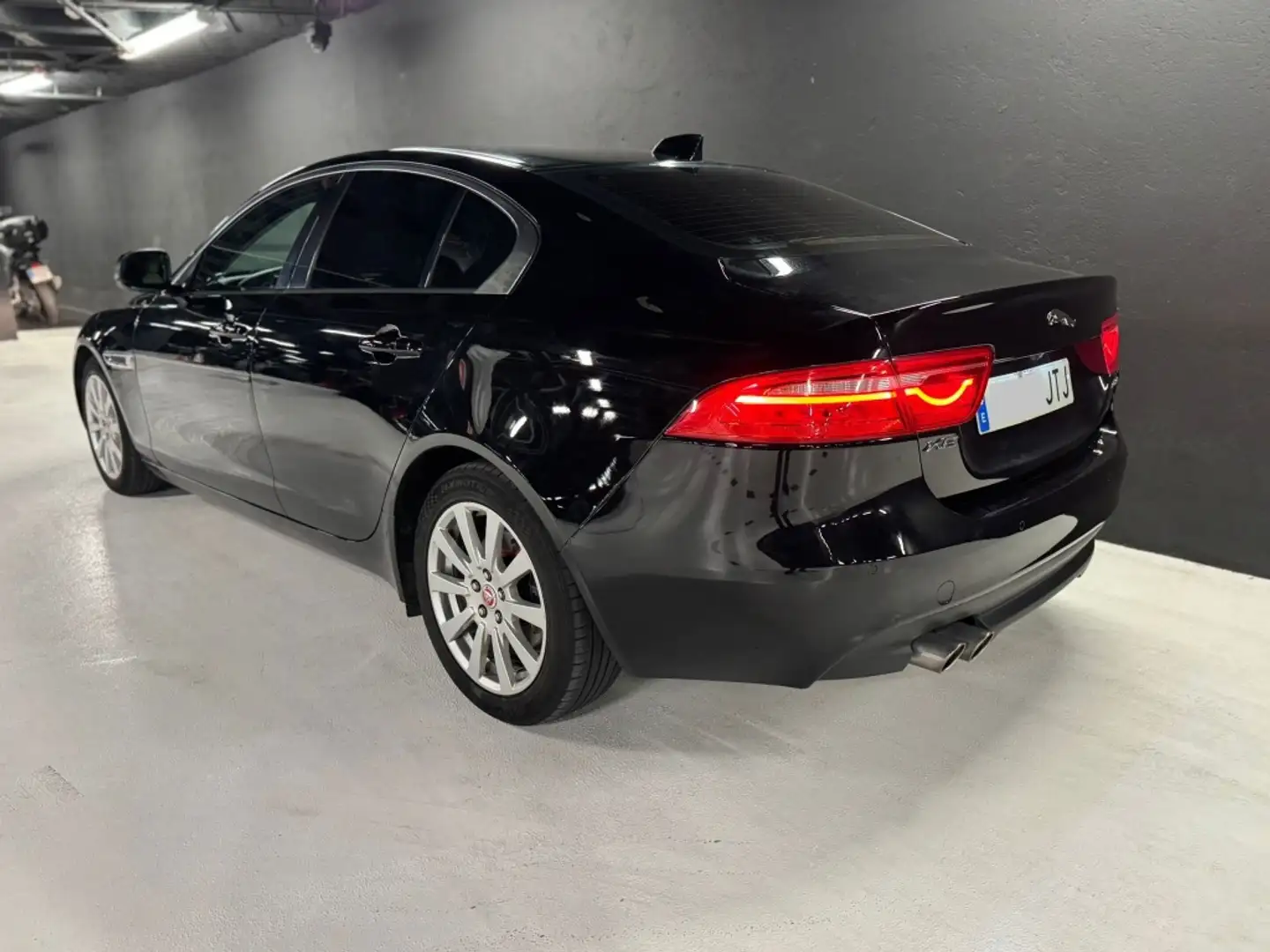 Jaguar XE 2.0 Diesel Pure Aut. 180 Чорний - 2