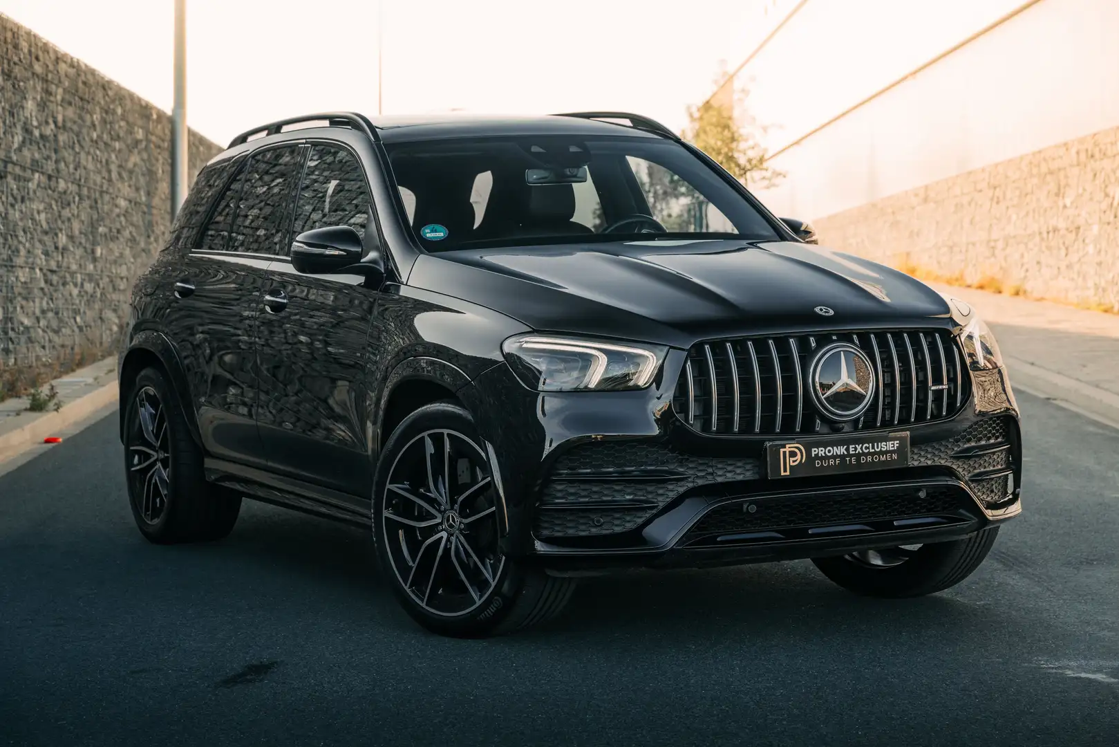 Mercedes-Benz GLE 350 e 4Matic AMG Premium Plus PANO LUCHT BURMESTER Zwart - 1