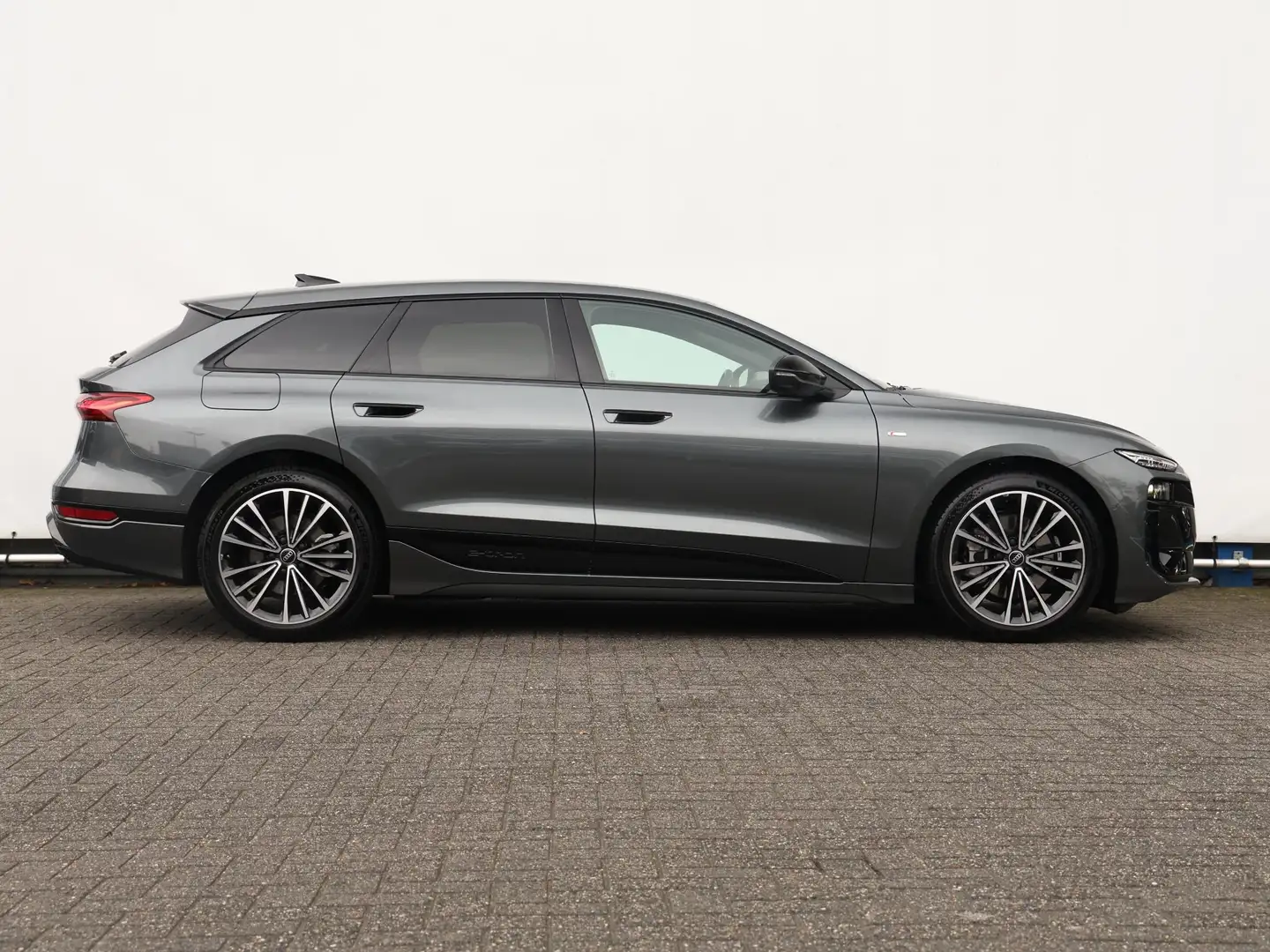 Audi A6 e-tron Avant S edition 83 kWh | Trekhaak | Leder interieu Gris - 2