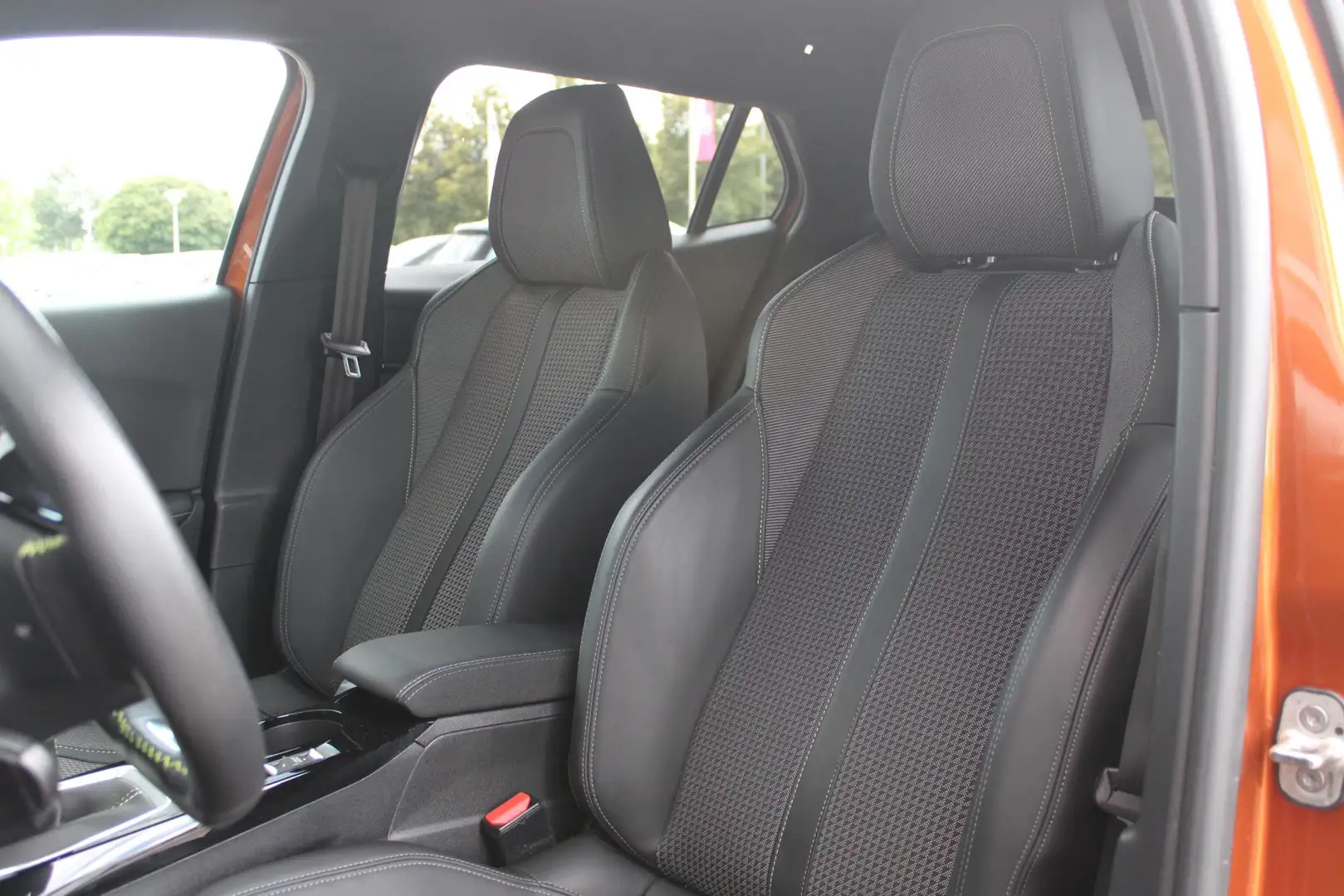 Peugeot 2008 1.2 130PK GT | NAVIGATIE 10" TOUCHSCREEN | ACHTERU Oranje - 2