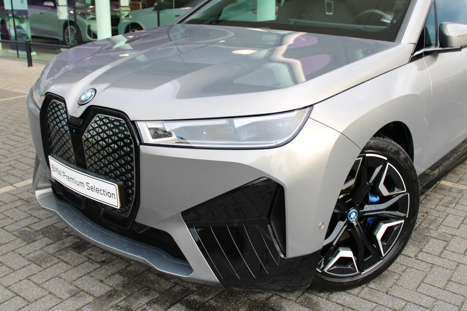 BMW iX xDrive50 Executive / Sportpakket / Panoramadak Sky Gris - 2