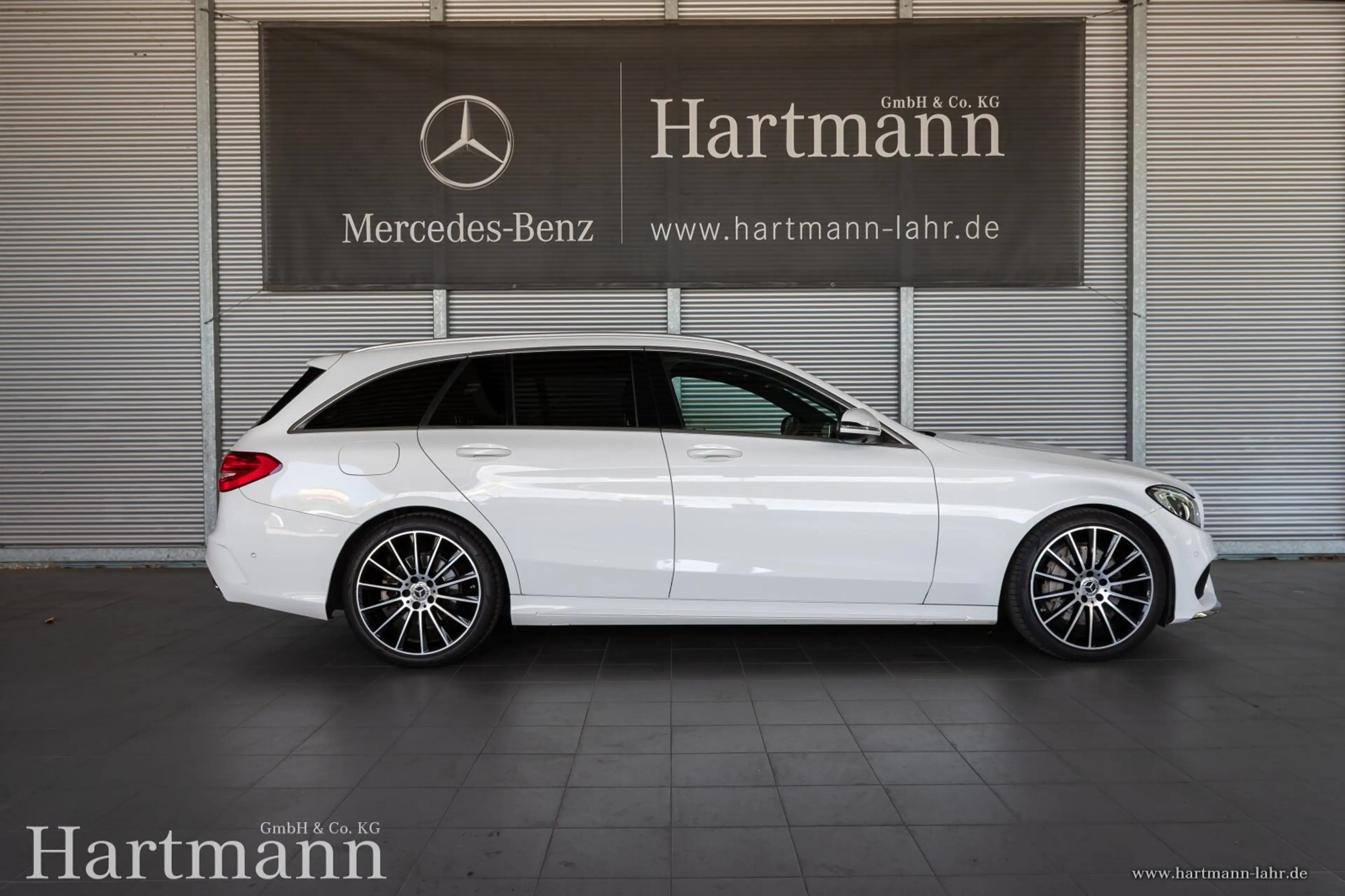 Mercedes-Benz C 300 C 300 T AMG Panorama AHK Comand LED 19" Totwinkl — photo 5
