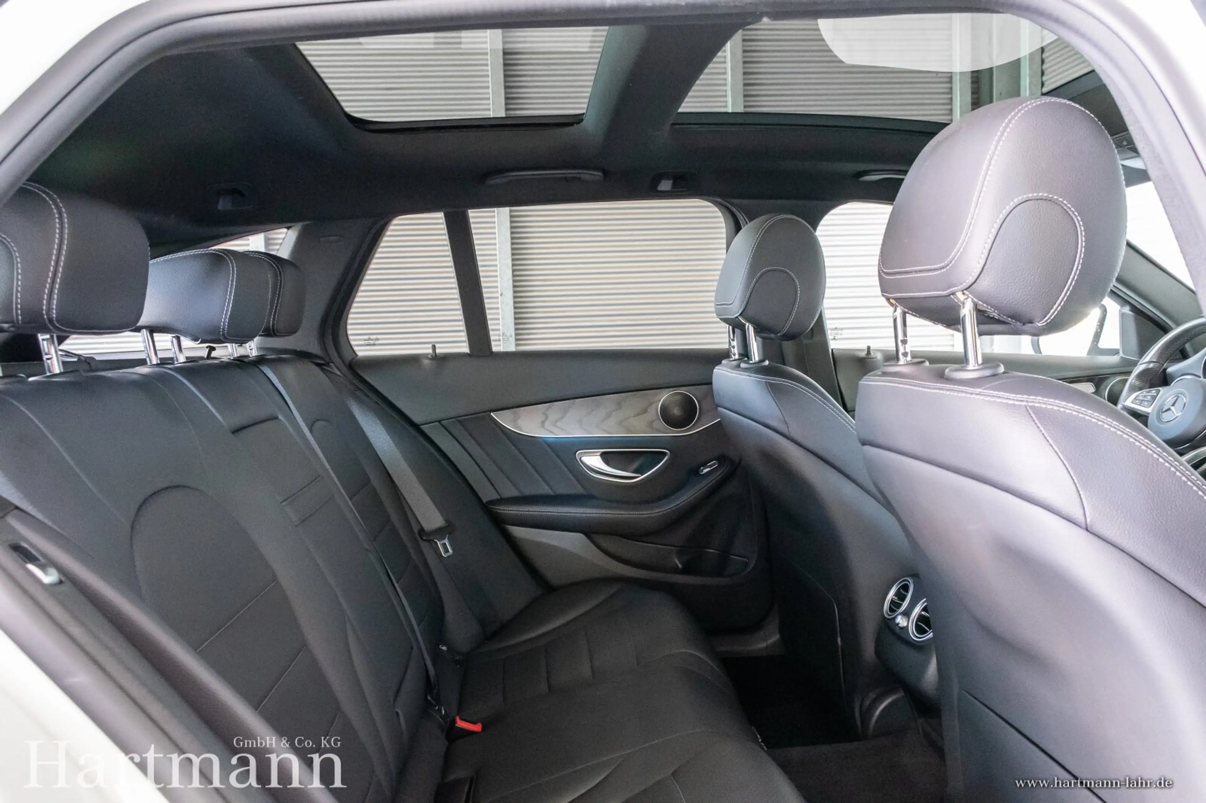 Mercedes-Benz C 300 C 300 T AMG Panorama AHK Comand LED 19" Totwinkl — photo 12