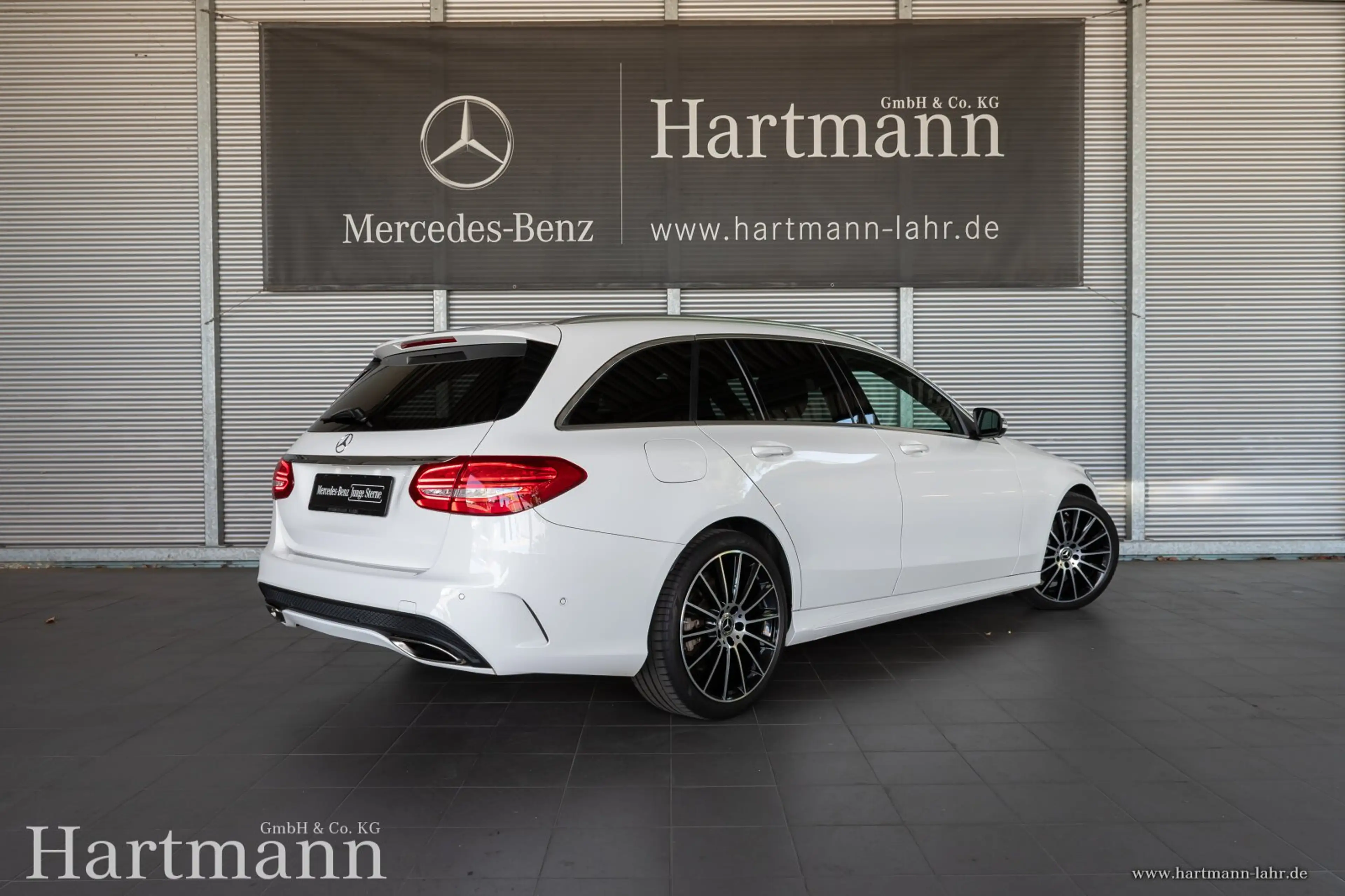 Mercedes-Benz C 300 C 300 T AMG Panorama AHK Comand LED 19" Totwinkl — photo 2