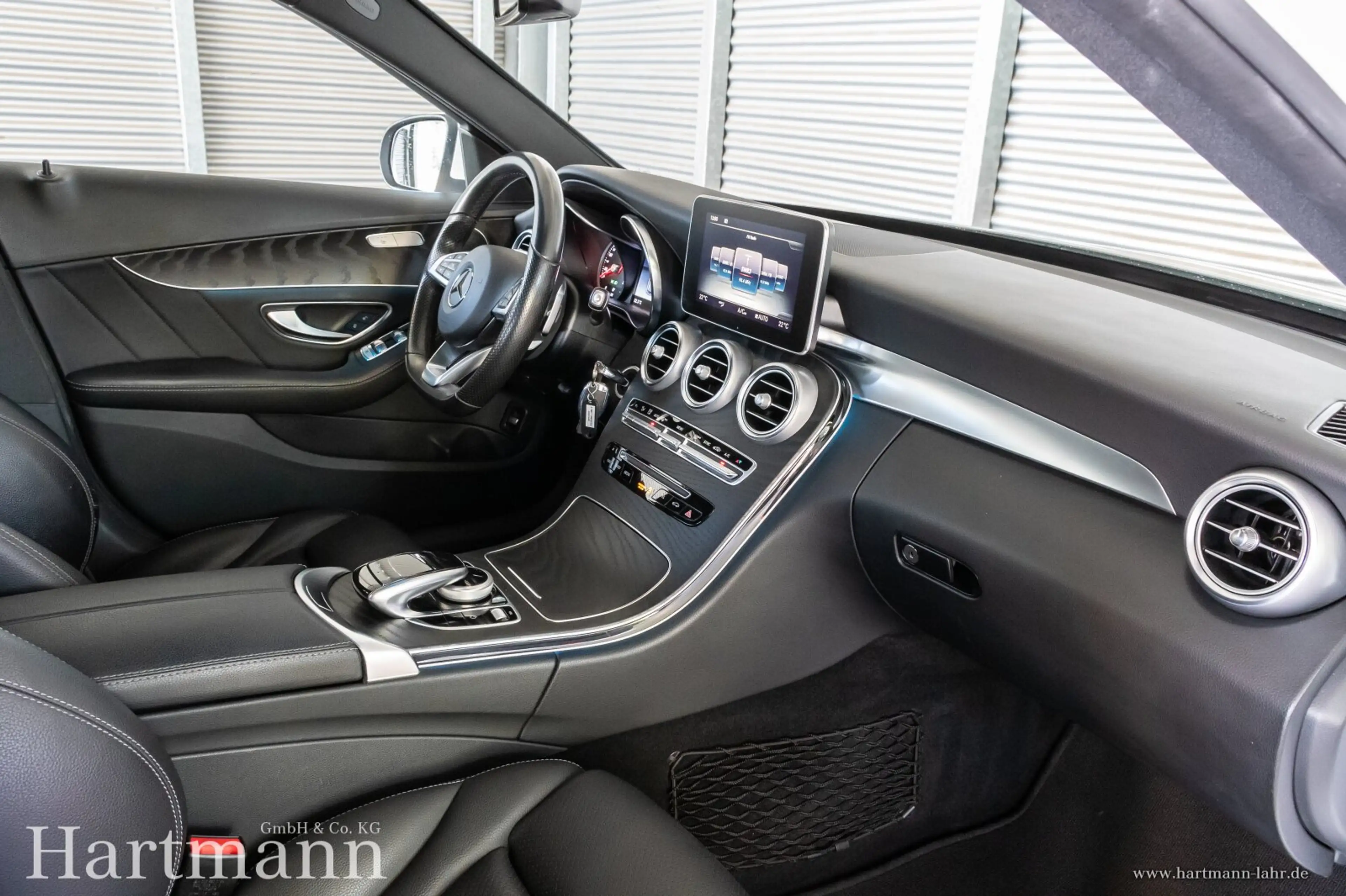 Mercedes-Benz C 300 C 300 T AMG Panorama AHK Comand LED 19" Totwinkl — photo 10