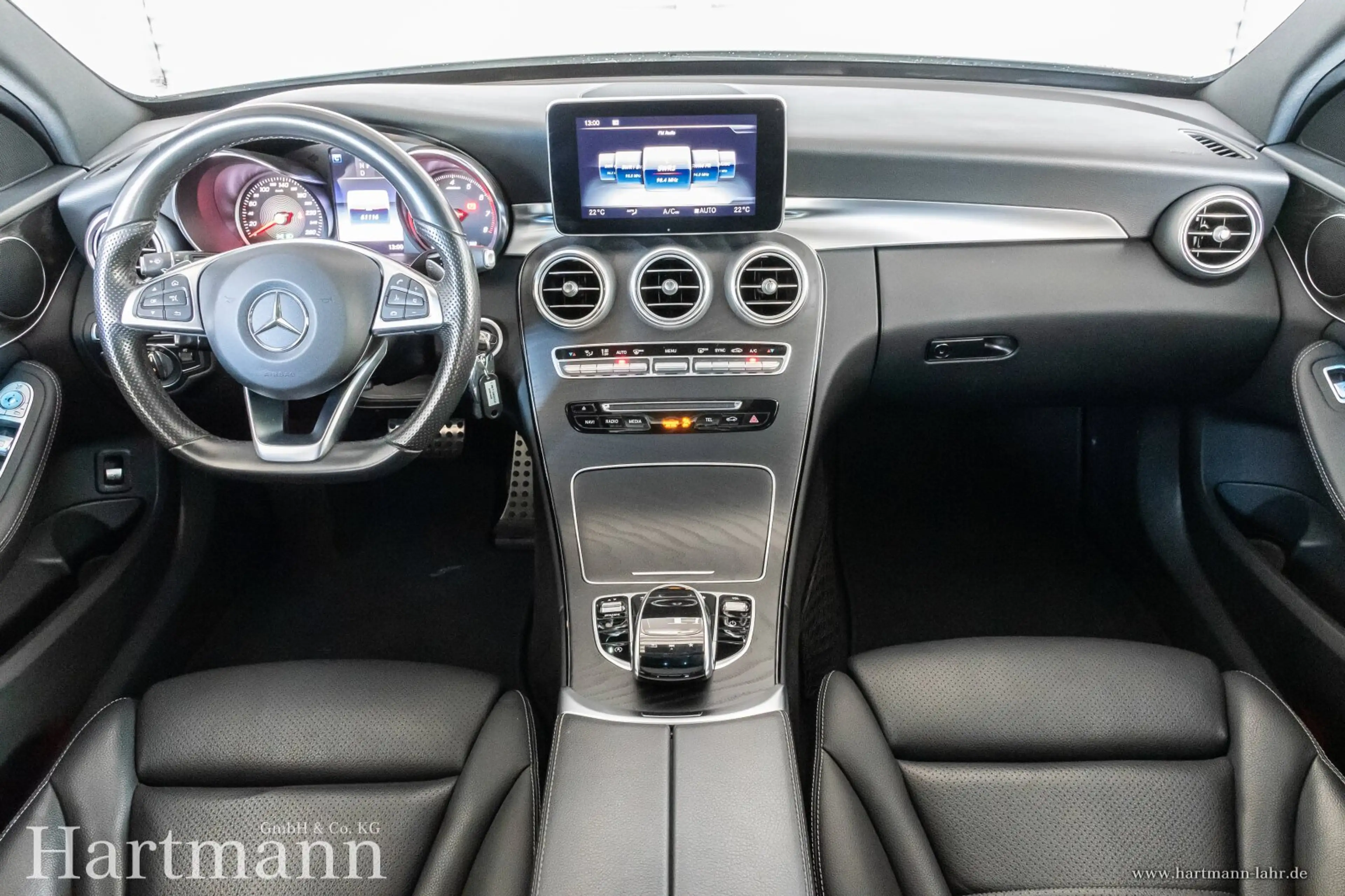 Mercedes-Benz C 300 C 300 T AMG Panorama AHK Comand LED 19" Totwinkl — photo 7