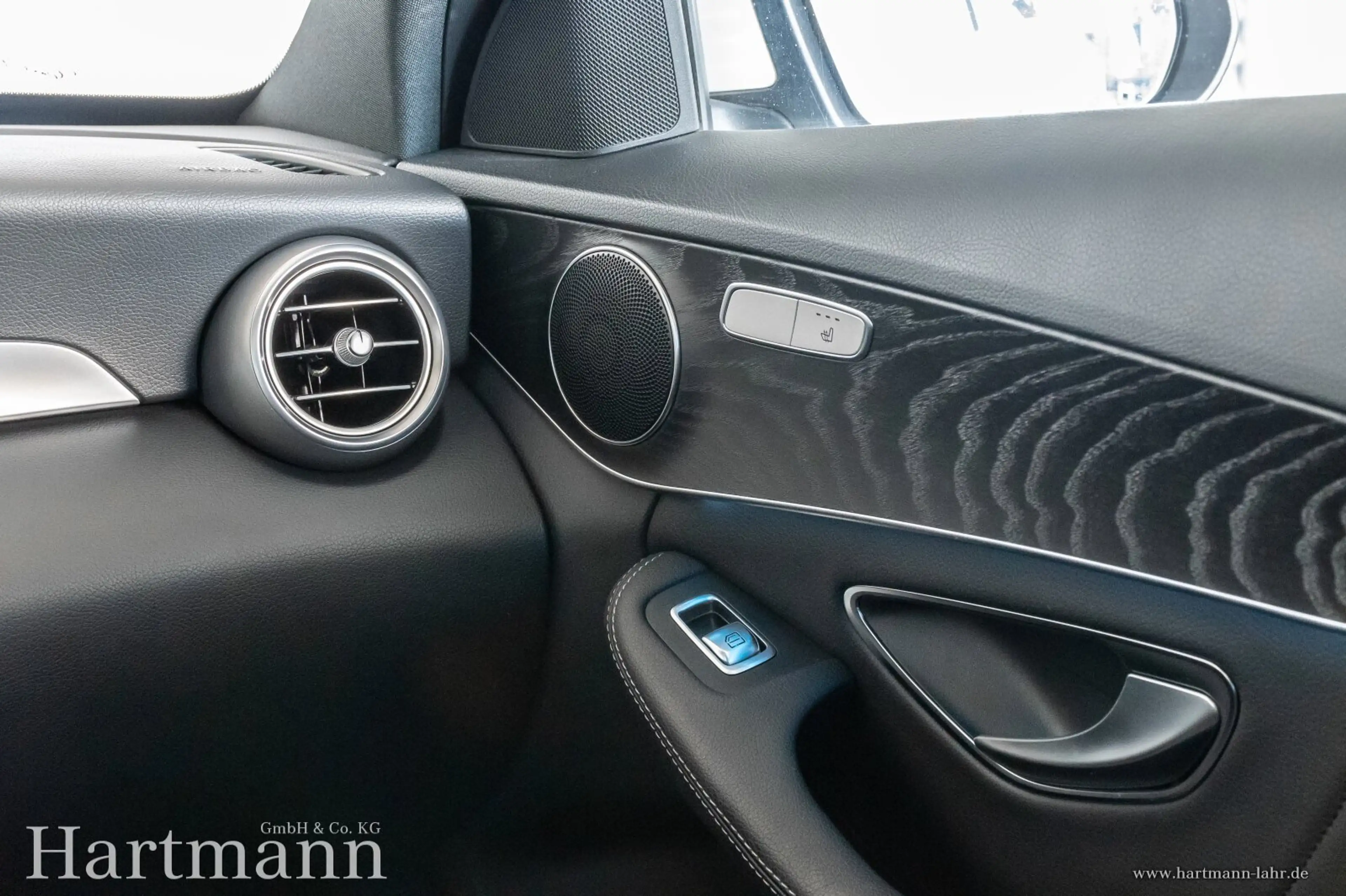Mercedes-Benz C 300 C 300 T AMG Panorama AHK Comand LED 19" Totwinkl — photo 11