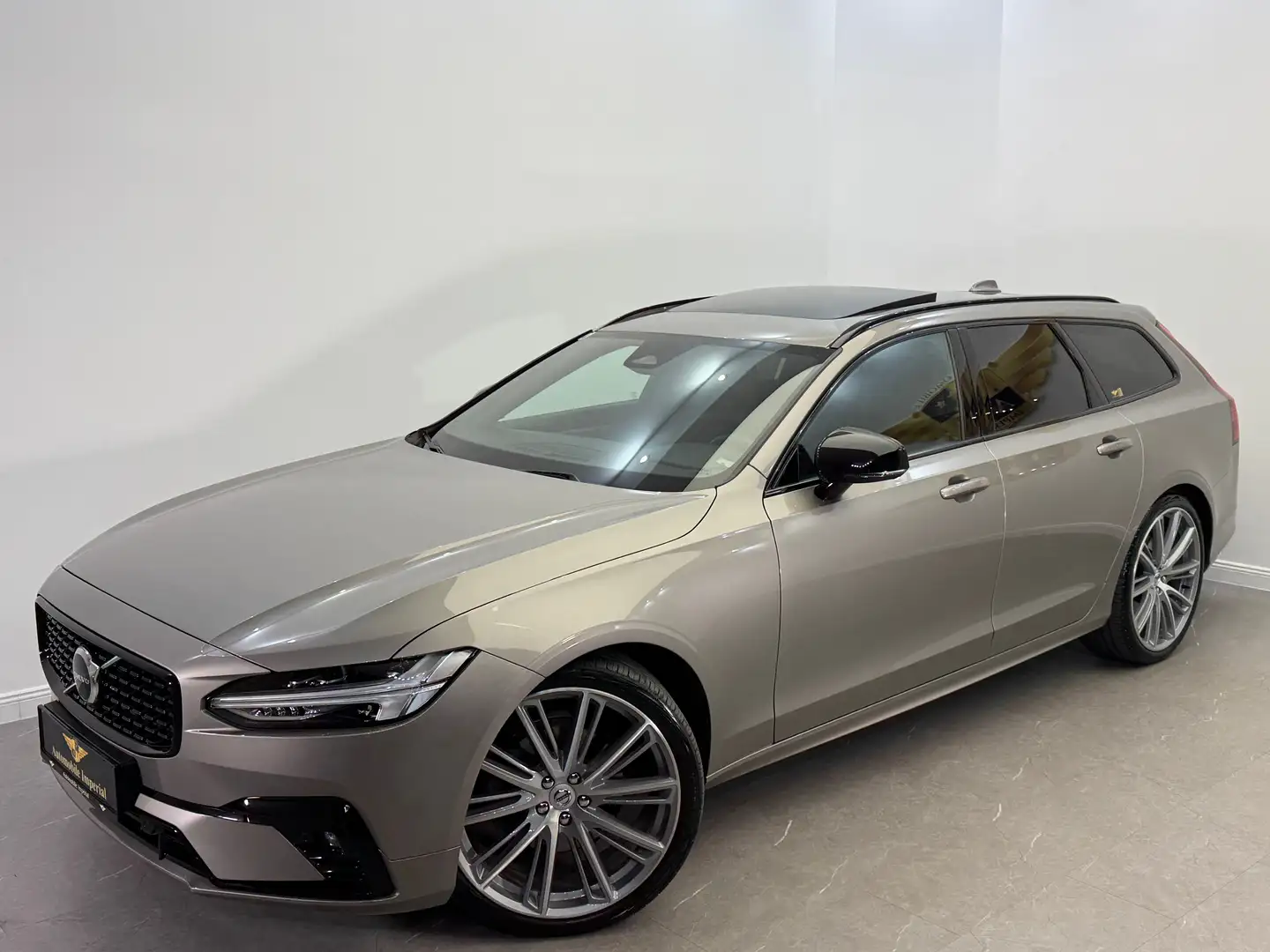 Volvo V90 B4 AWD // R-DESIGN // PANO  // AHK // Grau - 2