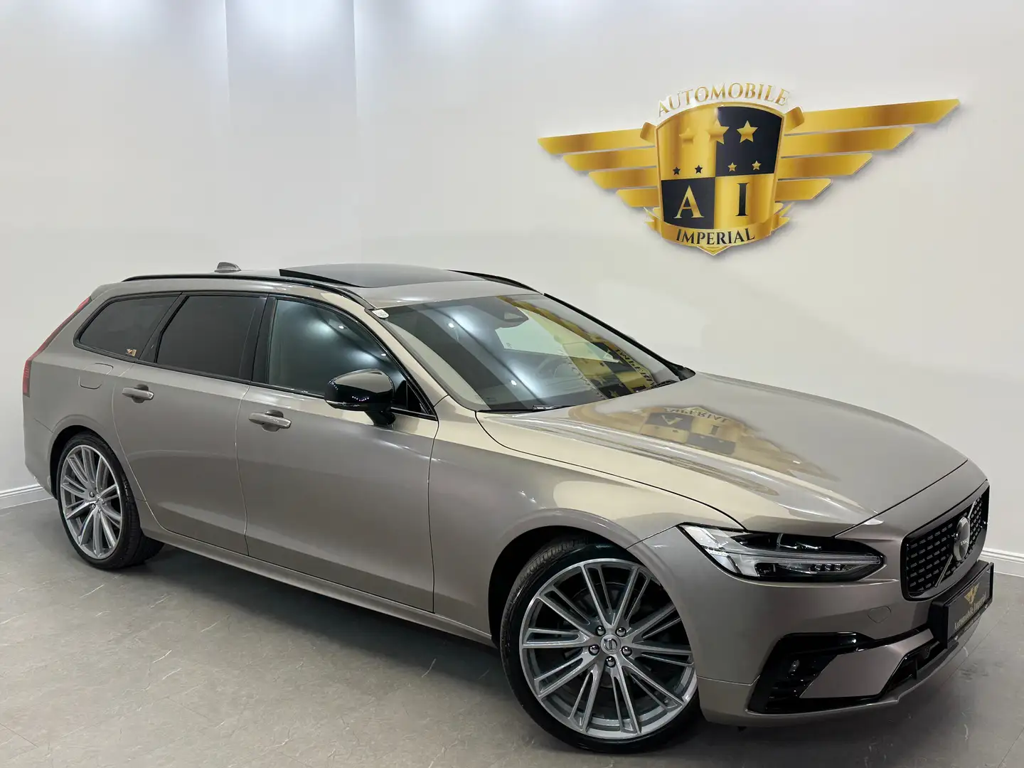 Volvo V90 B4 AWD // R-DESIGN // PANO  // AHK // Grau - 1