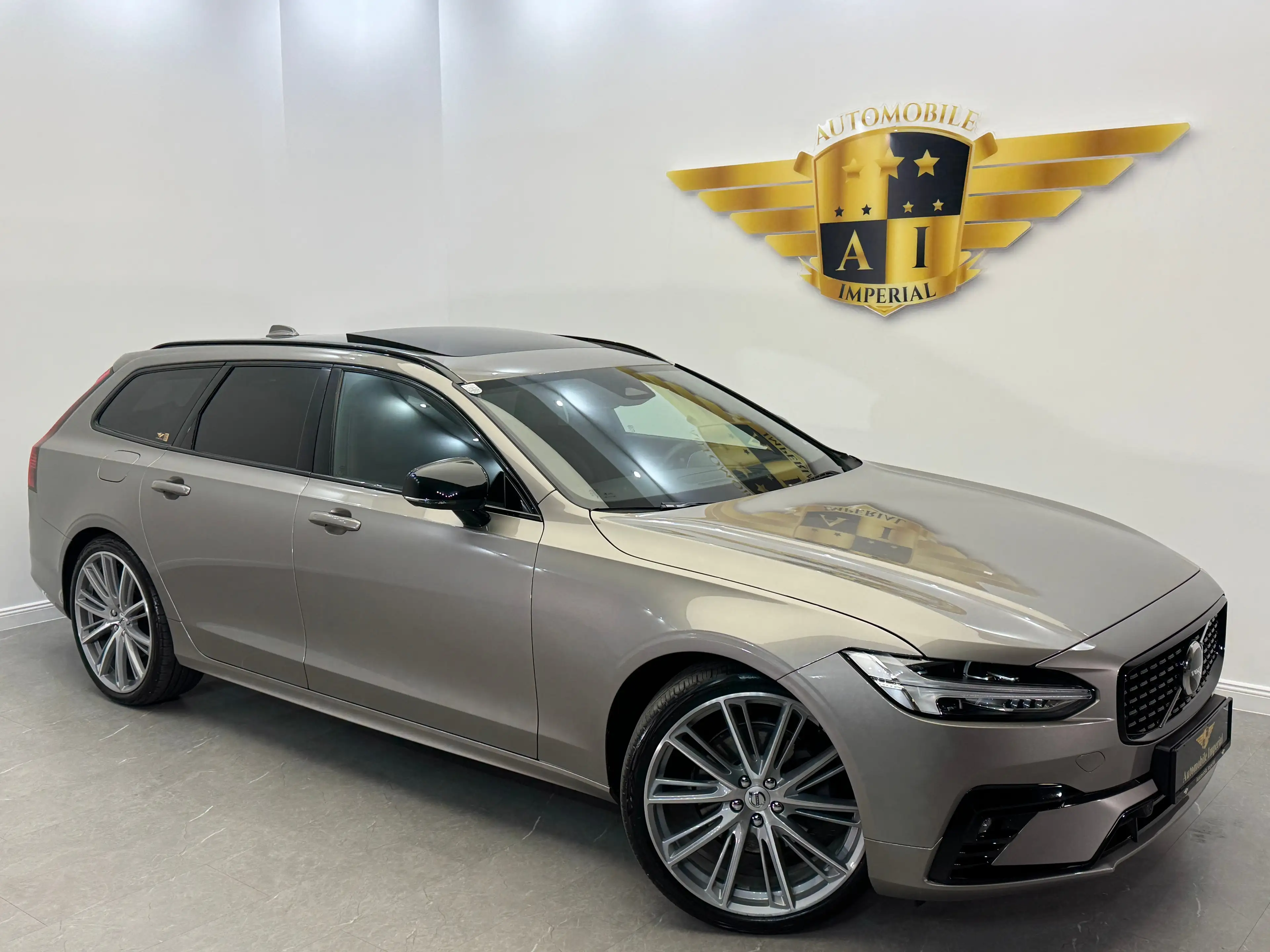 Volvo V90 B4 AWD // R-DESIGN // PANO  // AHK //