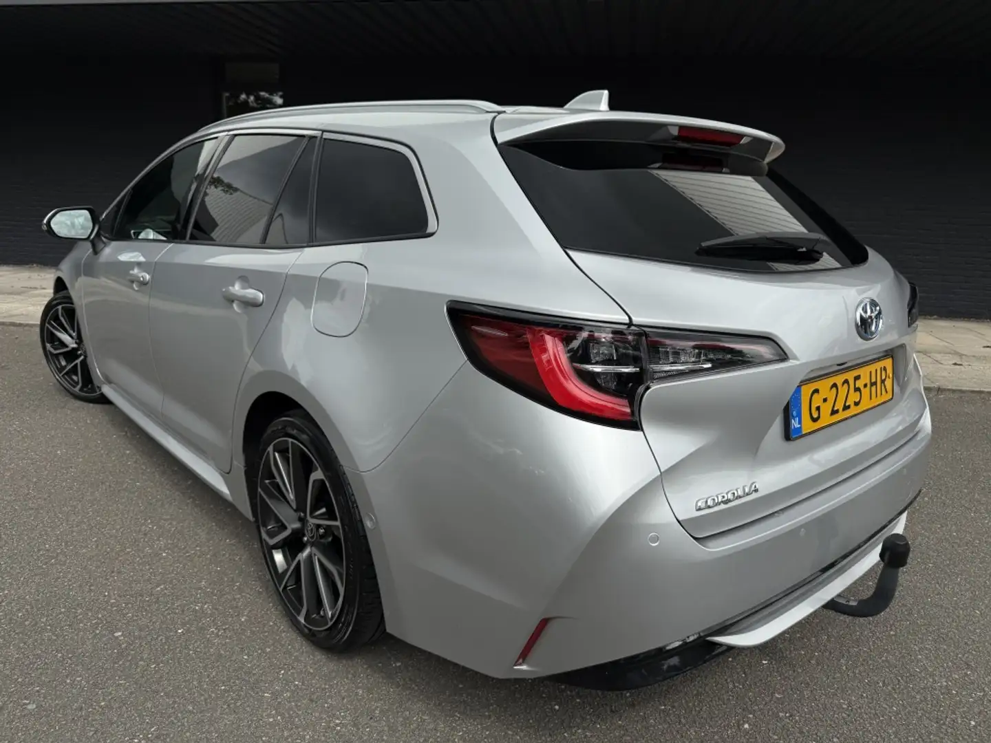 Toyota Corolla Touring Sports 2.0 Hybrid Executive // 185pk // JB Grigio - 2