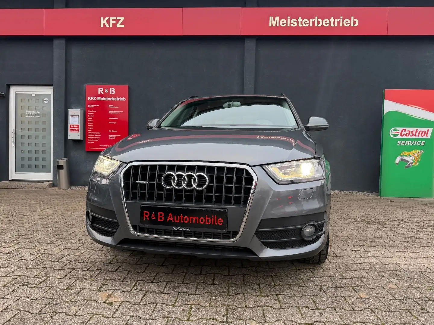Audi Q3 2.0 TDI quattro*AHK*Navi*Led* Grau - 2