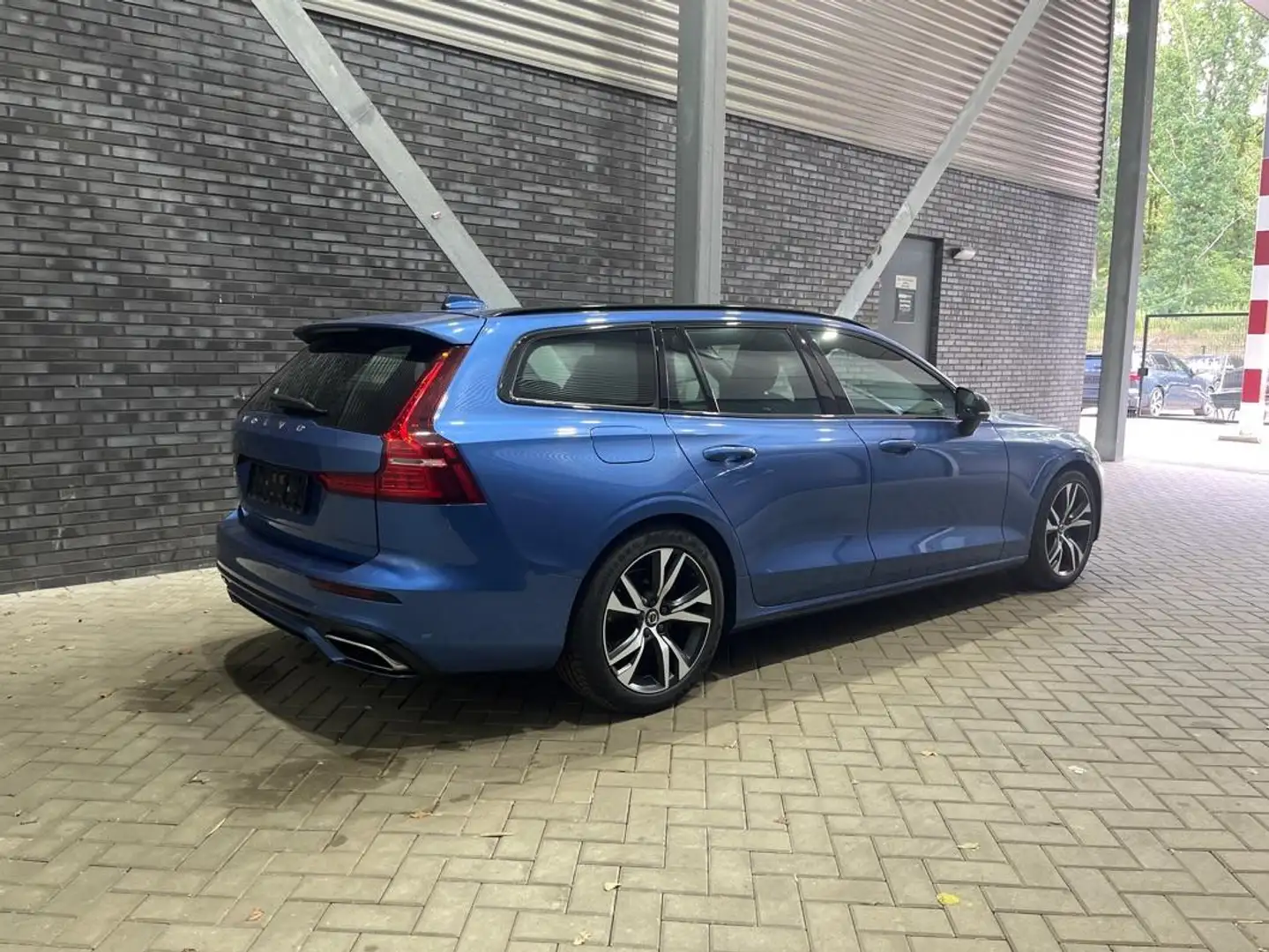 Volvo V60 T4 R-Design | Panoramadak | harman/kardon | ACC | Albastru - 2