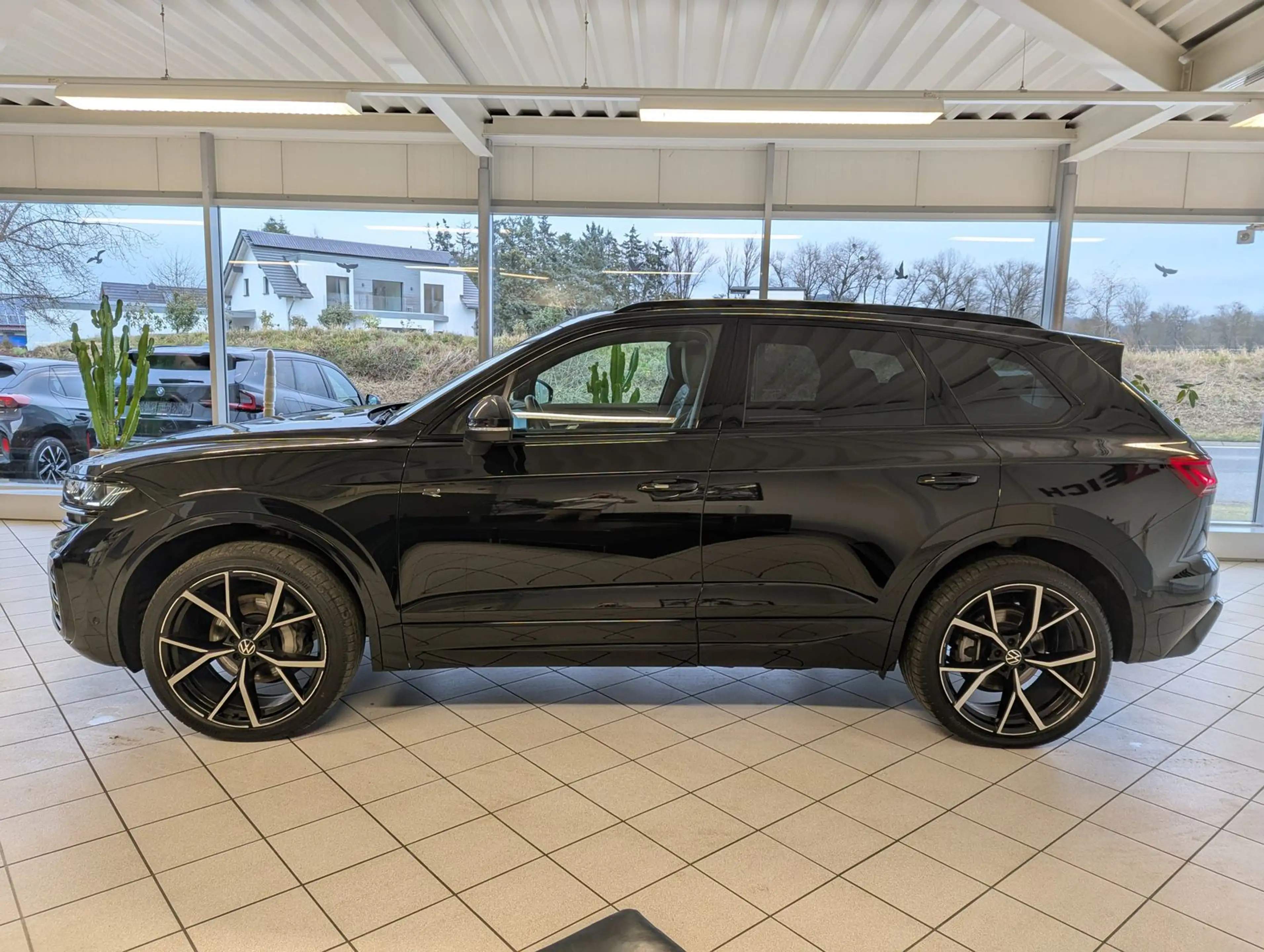 Volkswagen Touareg 3.0TDI 4M R-Line VOLL Black 22" UPE 114T — photo 4