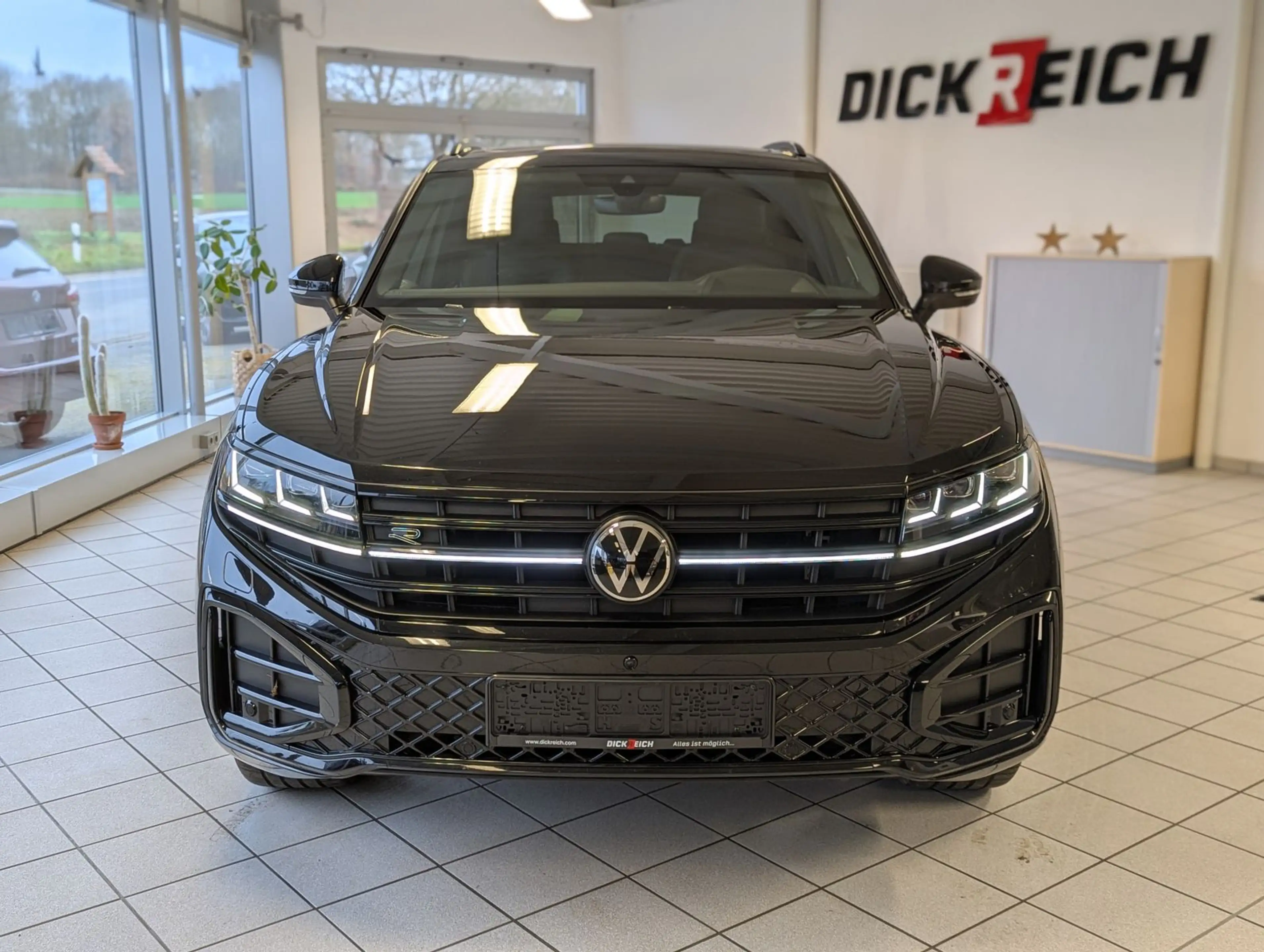Volkswagen Touareg 3.0TDI 4M R-Line VOLL Black 22" UPE 114T — photo 2