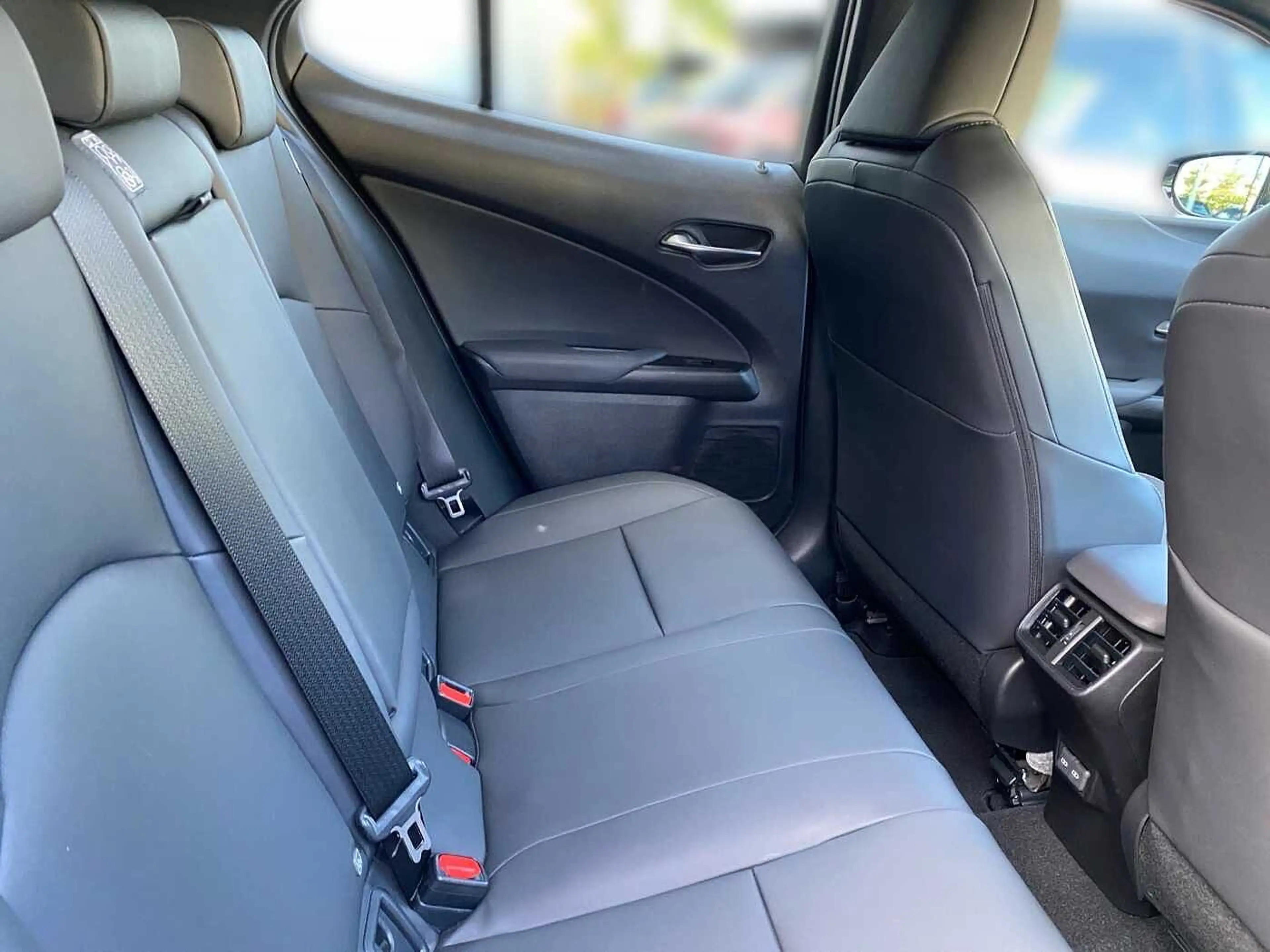 Lexus UX 250h 2.0 Hybrid F-Sport Design — photo 7