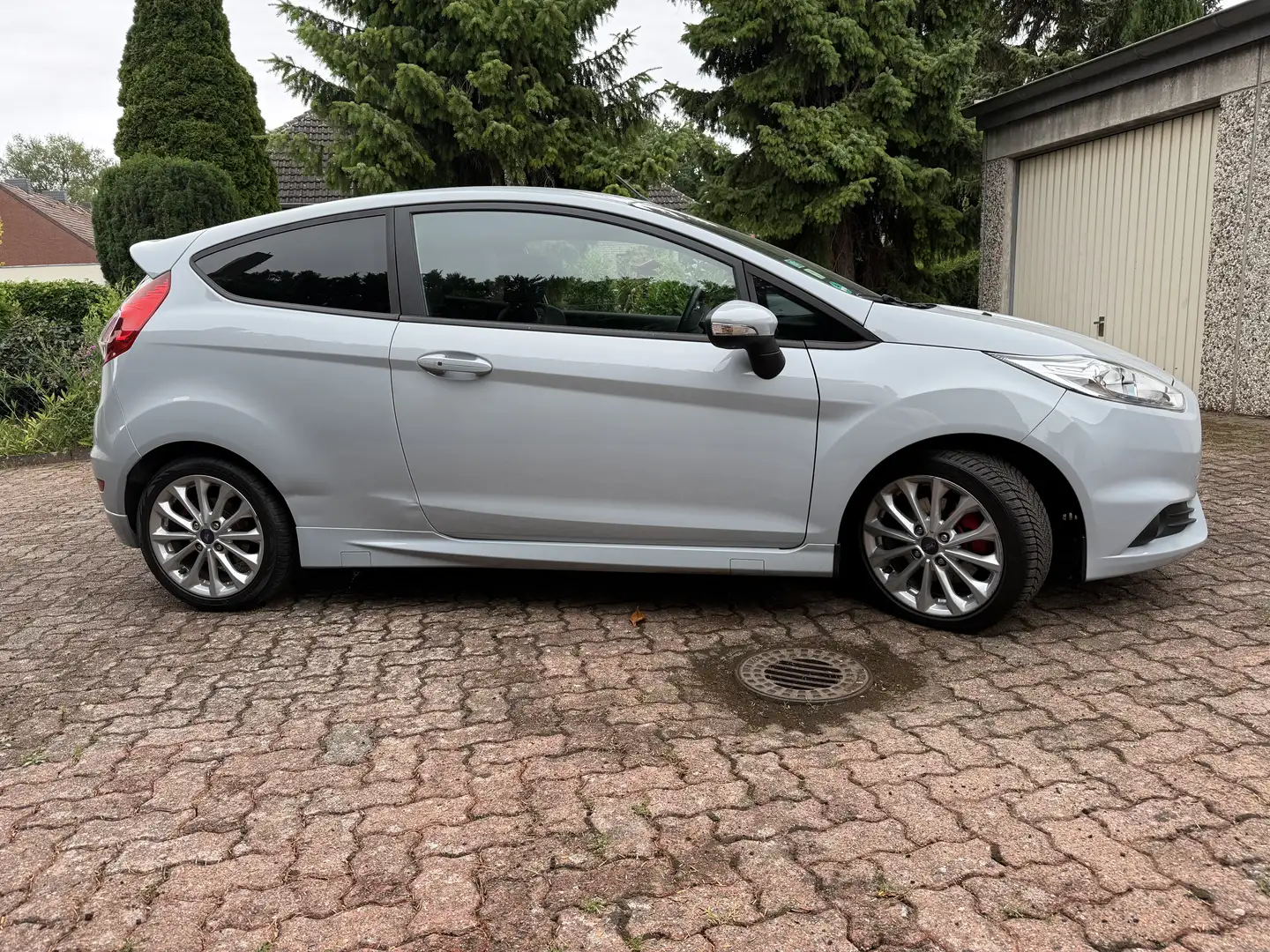 Ford Fiesta 1.6 EcoBoost ST200 Grau - 2
