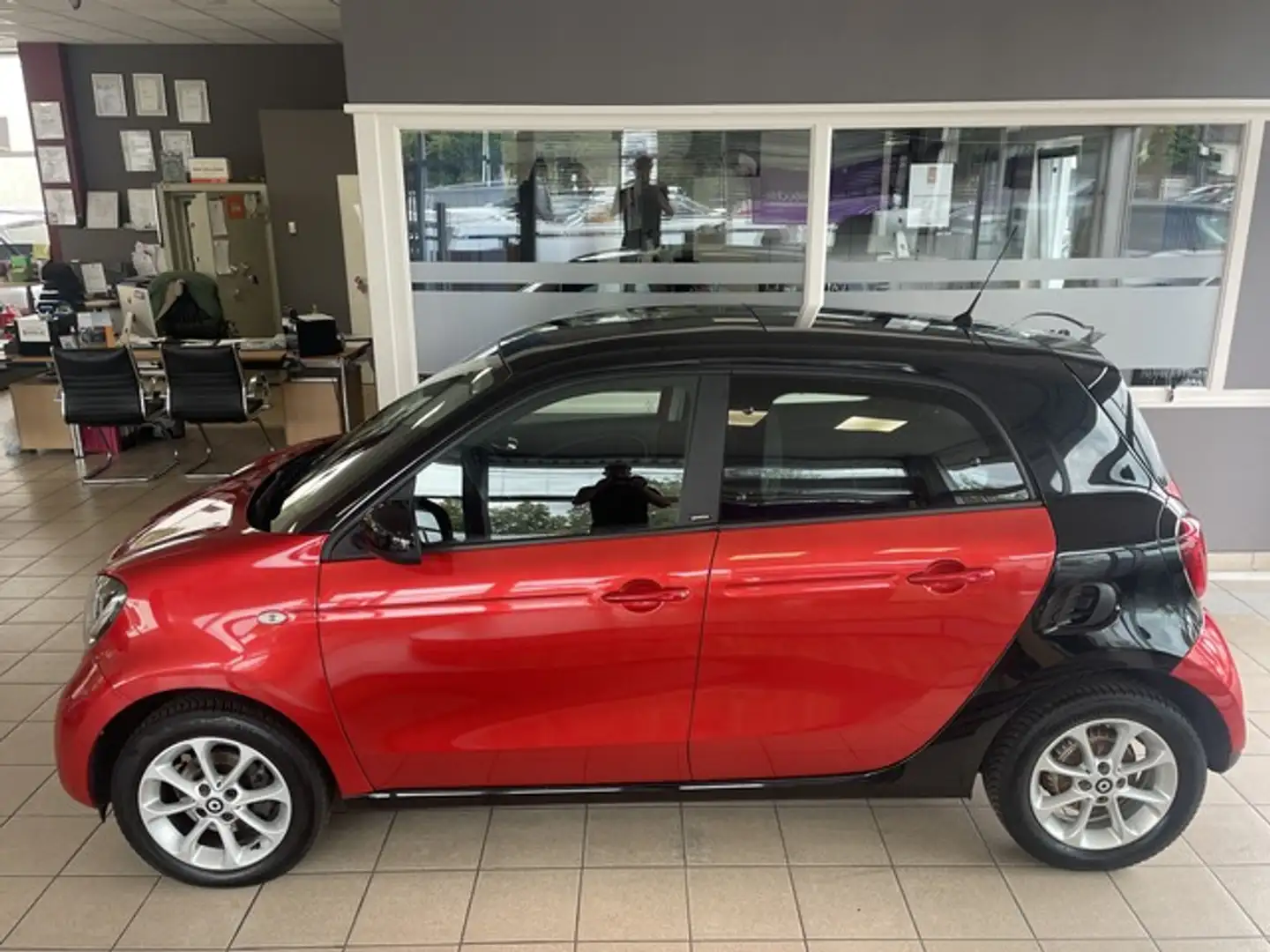 smart forFour Passion Panoramagl Klima SHZ LED 5 Türig Rot - 1