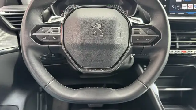 Peugeot 208 view 9