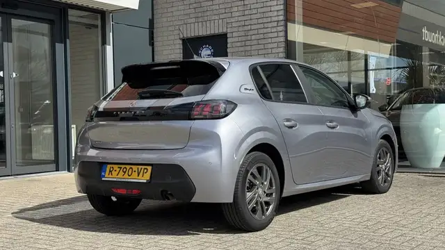 Peugeot 208 view 4