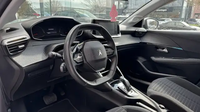 Peugeot 208 view 8