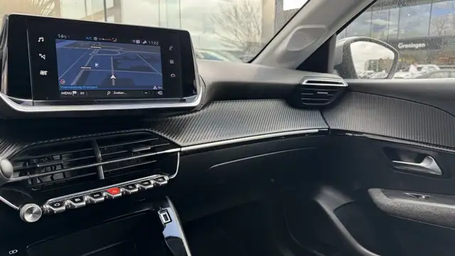 Peugeot 208 view 11