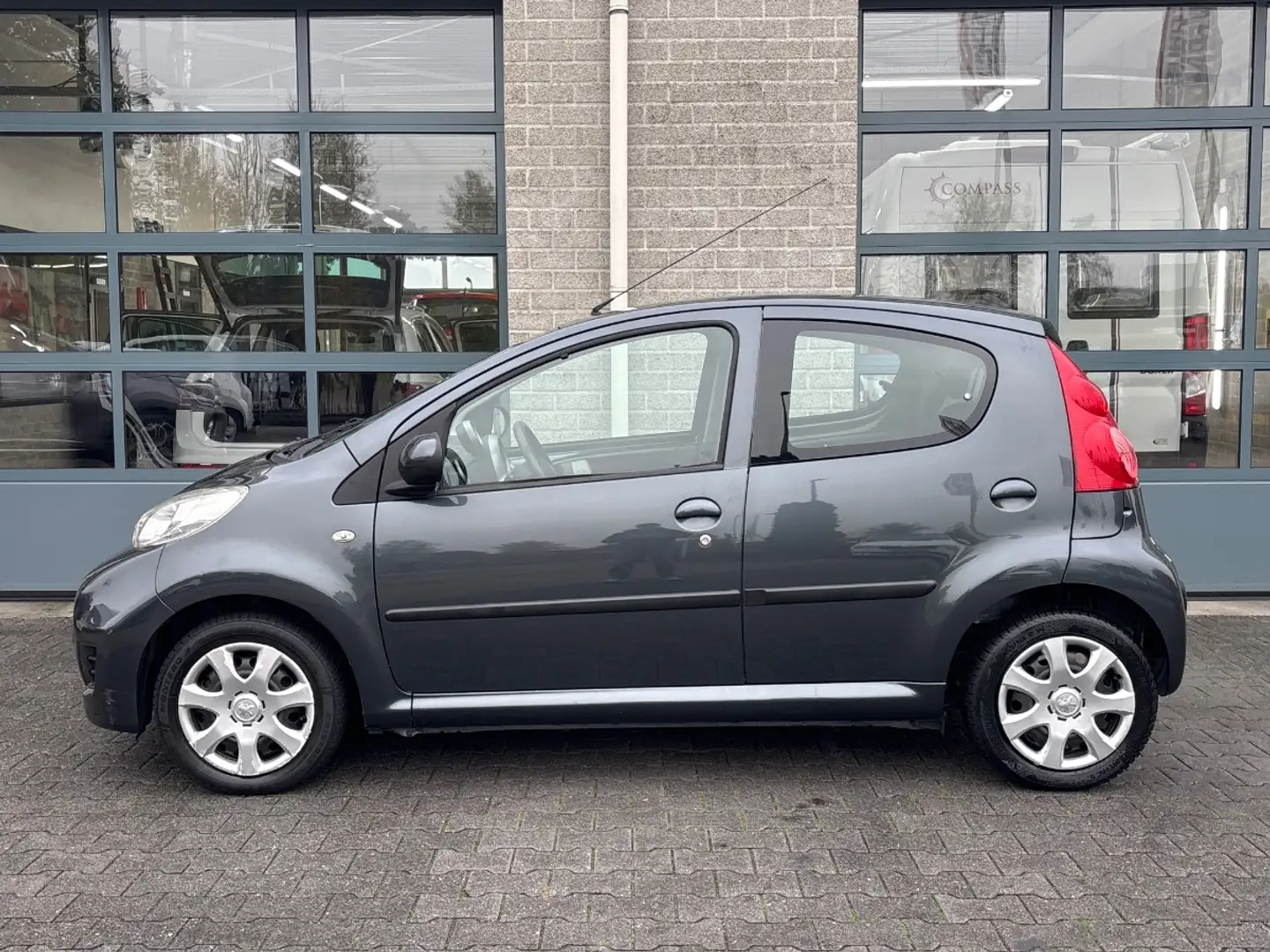 Peugeot 107 1.0-12V XS | GOED ONDERHOUDEN | AIRCO | Grijs - 2