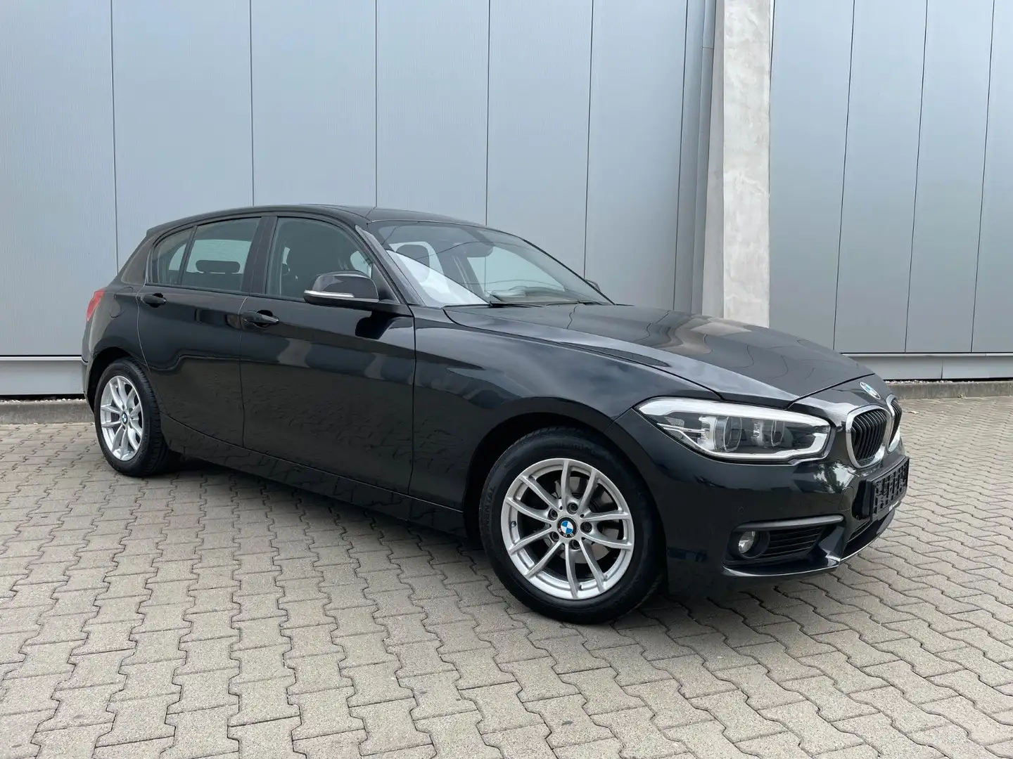 BMW 116 i Navi LED Glasdach SHZ Tempomat 2xPDC Alu Schwarz - 2