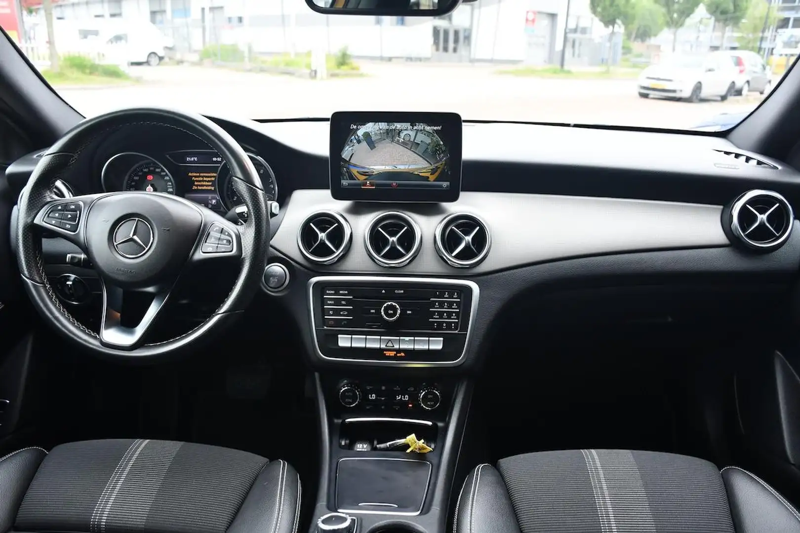Mercedes-Benz GLA 180 Activity Edition AUT|Cruise|NAVI Geel - 2