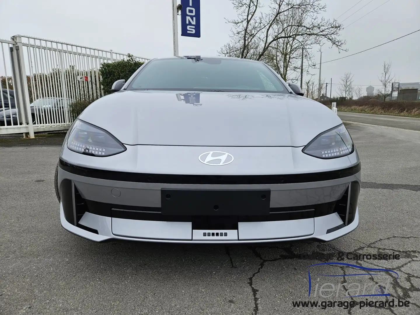 Hyundai IONIQ 6 77.4 kWh Core Plus Stříbrná - 2