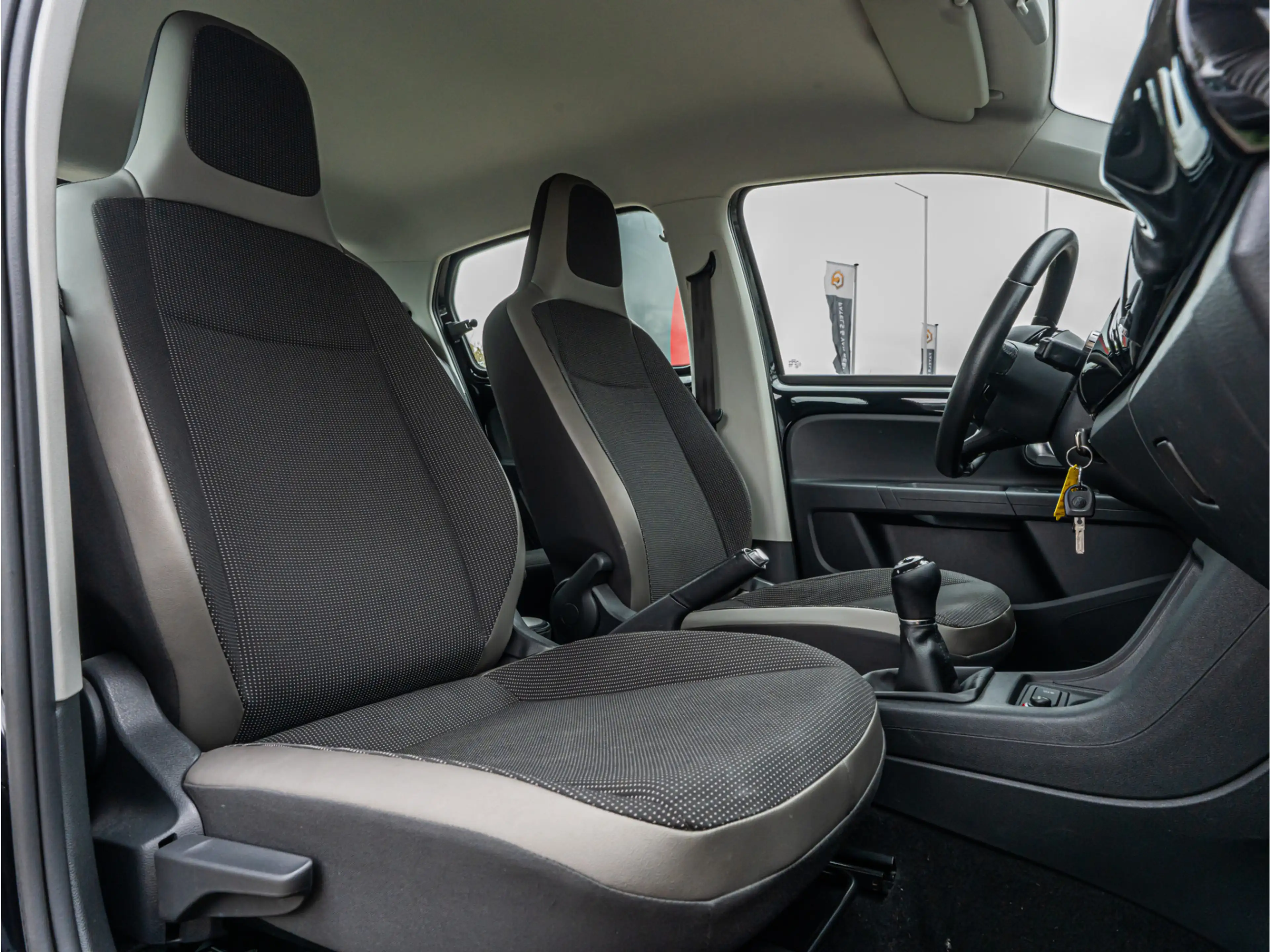 Volkswagen up! 1.0 high up! BlueMotion FENDER AUDIO CRUISE 15 INC — photo 4