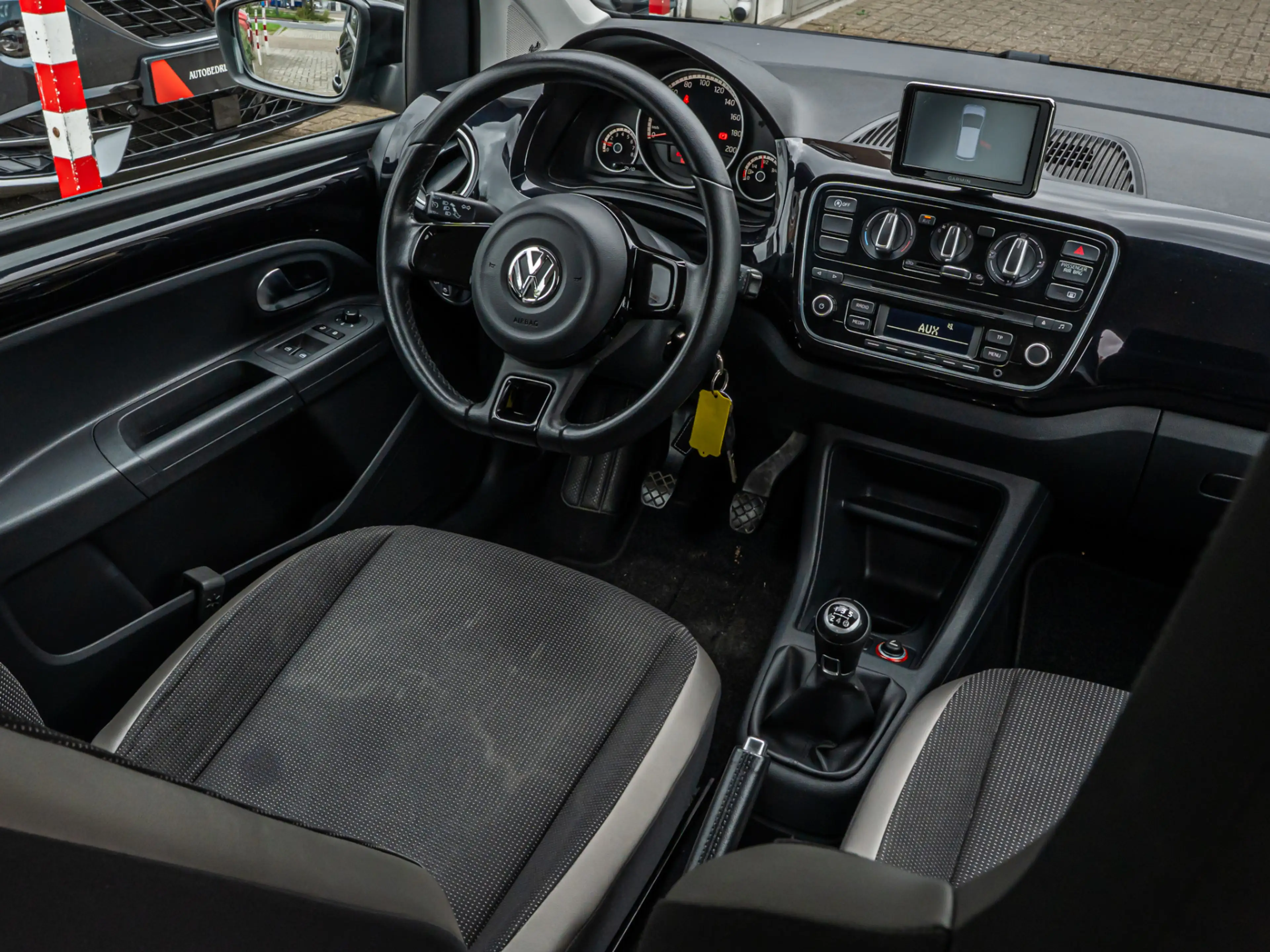 Volkswagen up! 1.0 high up! BlueMotion FENDER AUDIO CRUISE 15 INC — photo 2