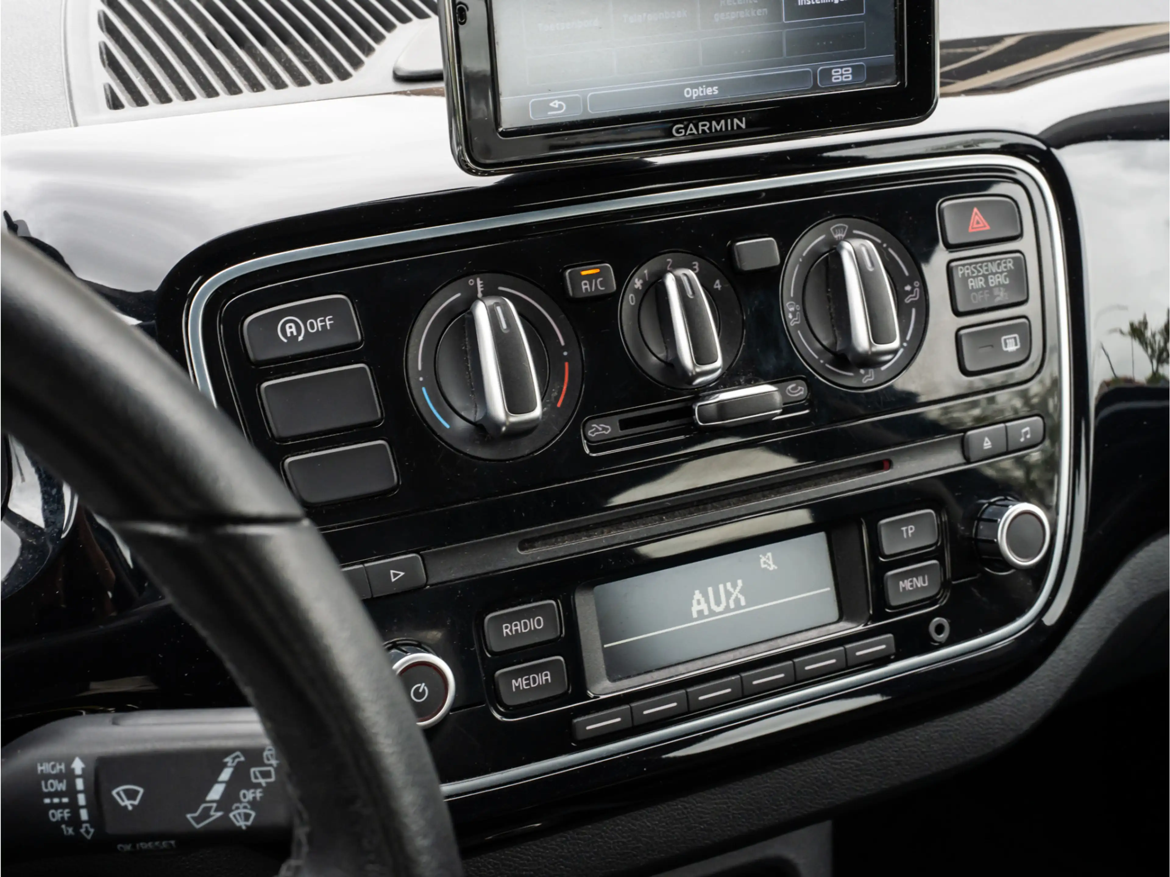 Volkswagen up! 1.0 high up! BlueMotion FENDER AUDIO CRUISE 15 INC — photo 10