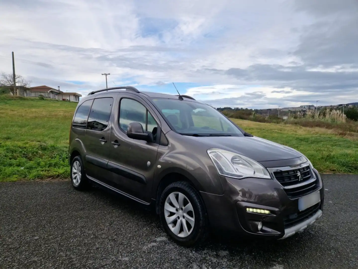 Peugeot Partner Tepee 1.6BlueHDI Outdoor 100 Grau - 2