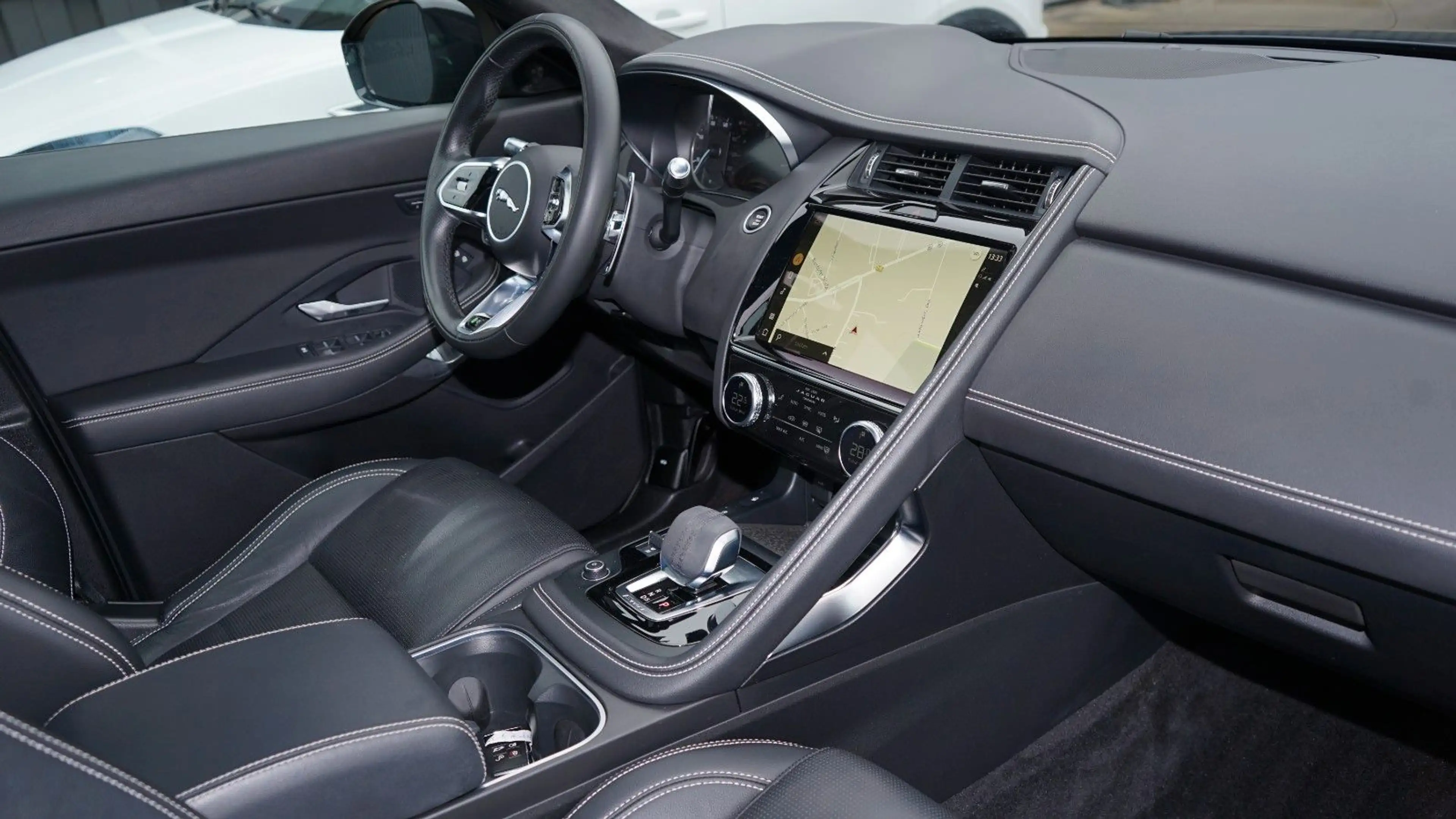Jaguar E-Pace E-PACE D200 AWD R-DYNAMIC S*PANORAMA*VIRTUAL* — photo 5