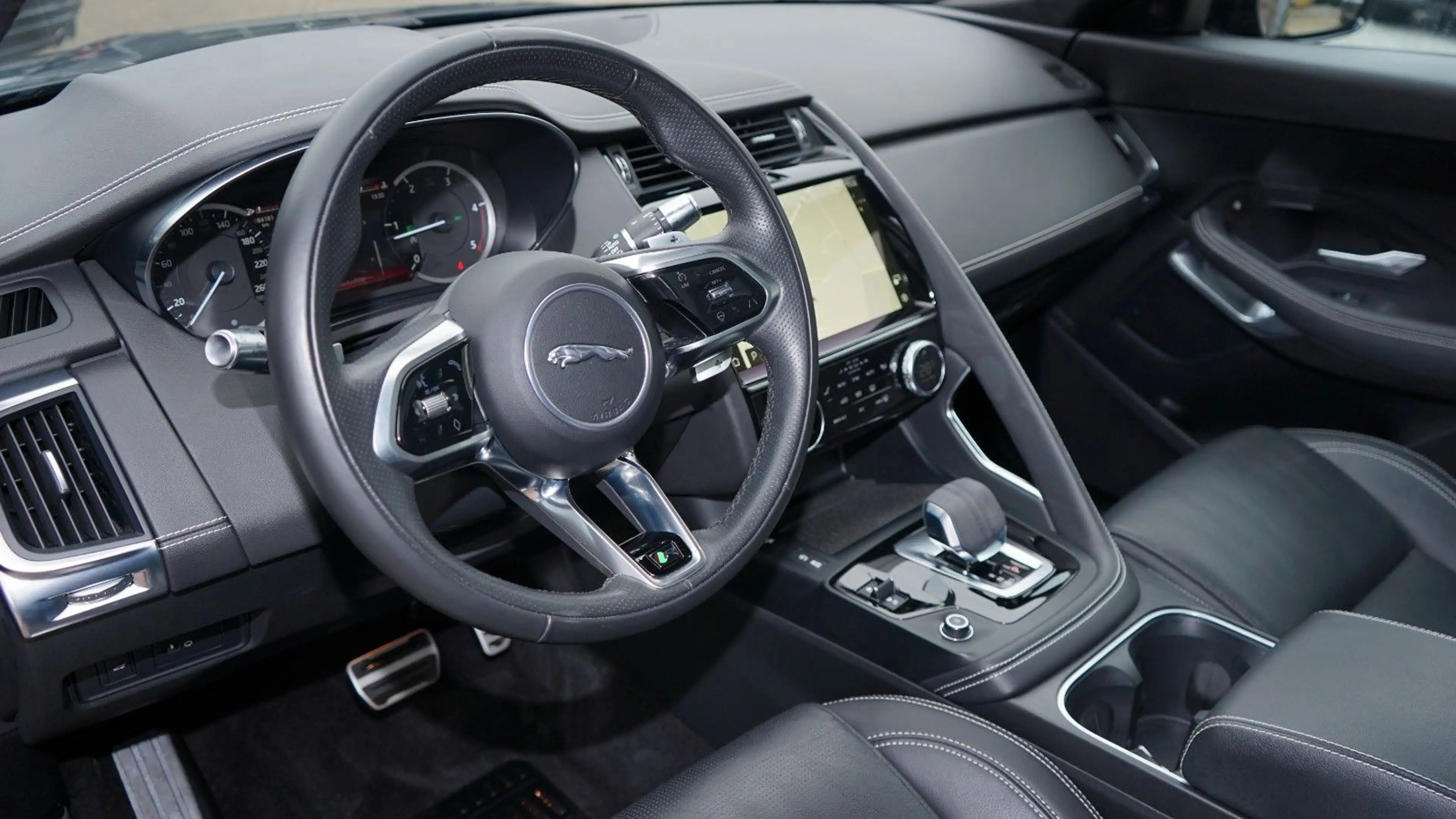 Jaguar E-Pace E-PACE D200 AWD R-DYNAMIC S*PANORAMA*VIRTUAL* — photo 3