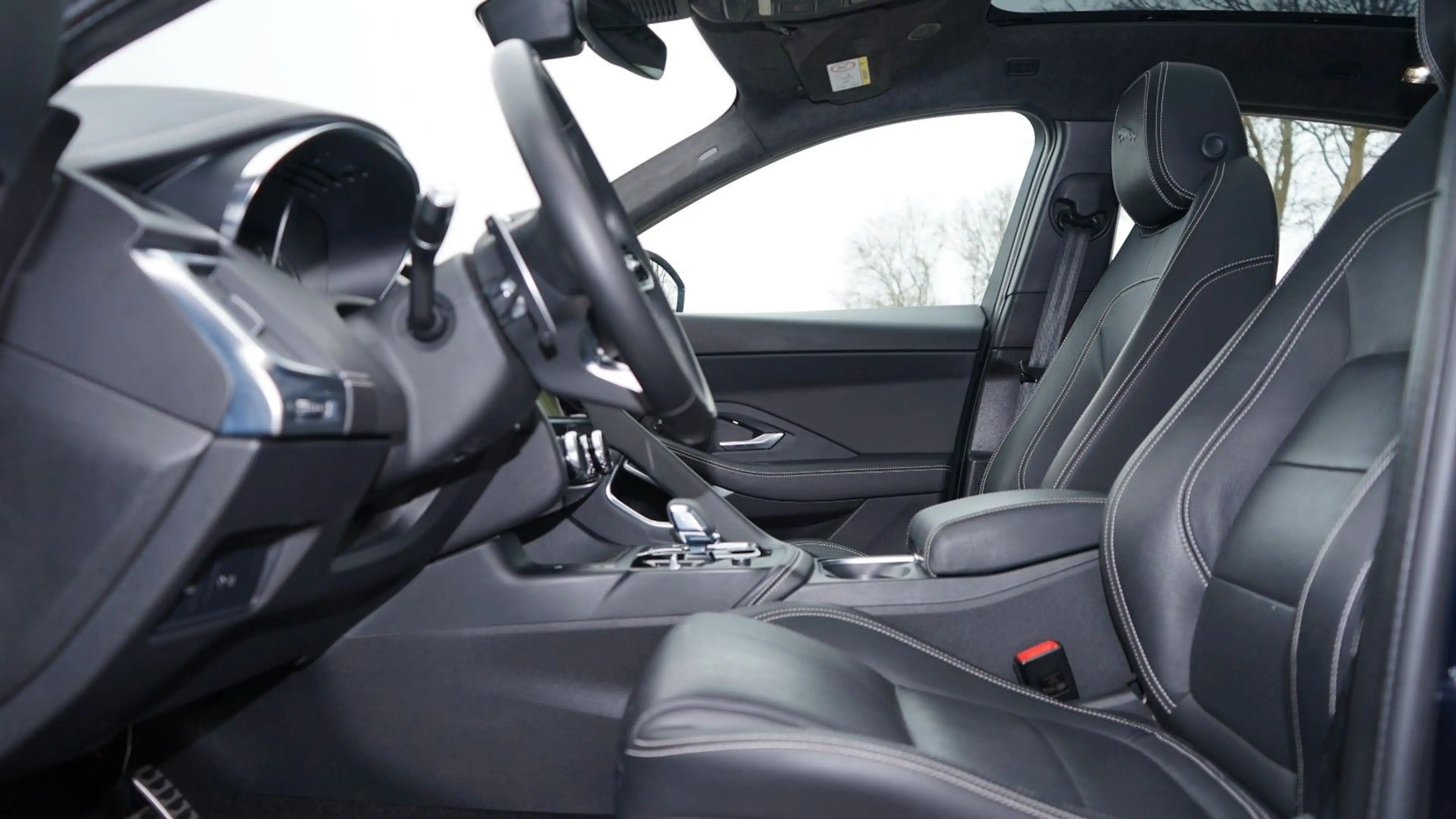 Jaguar E-Pace E-PACE D200 AWD R-DYNAMIC S*PANORAMA*VIRTUAL* — photo 6