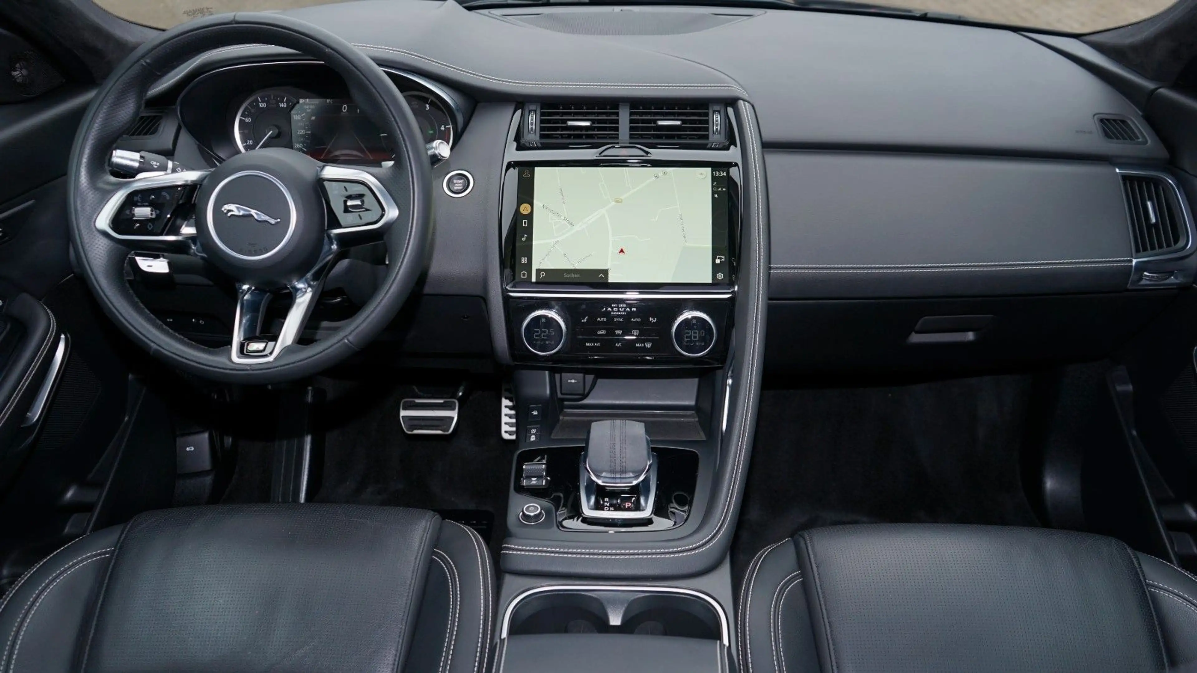 Jaguar E-Pace E-PACE D200 AWD R-DYNAMIC S*PANORAMA*VIRTUAL* — photo 4