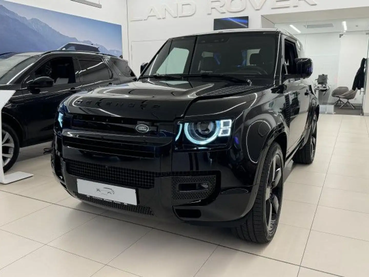 Land Rover Defender 90 D300 X AHK Kühlfach Plus Winter Paket Black - 1