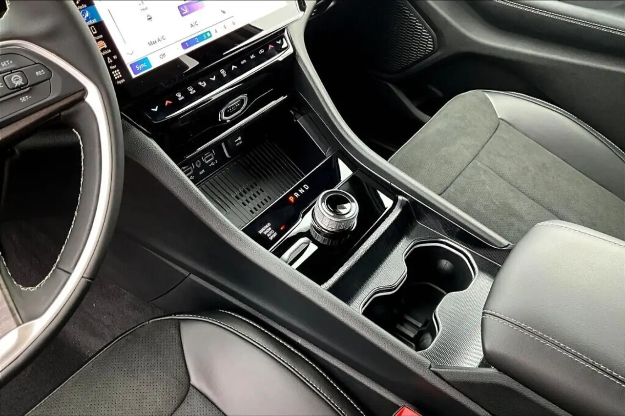 Jeep Grand Cherokee снимка Jeep Grand Cherokee