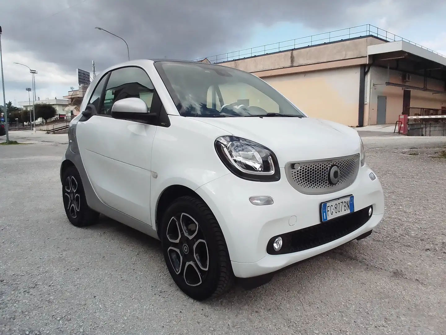 smart forTwo Fortwo III 2015 1.0 Youngster 71cv c/S.S. bijela - 1