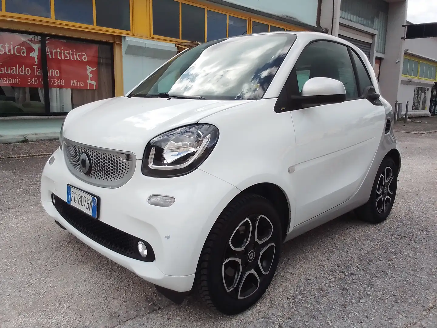 smart forTwo Fortwo III 2015 1.0 Youngster 71cv c/S.S. bijela - 2