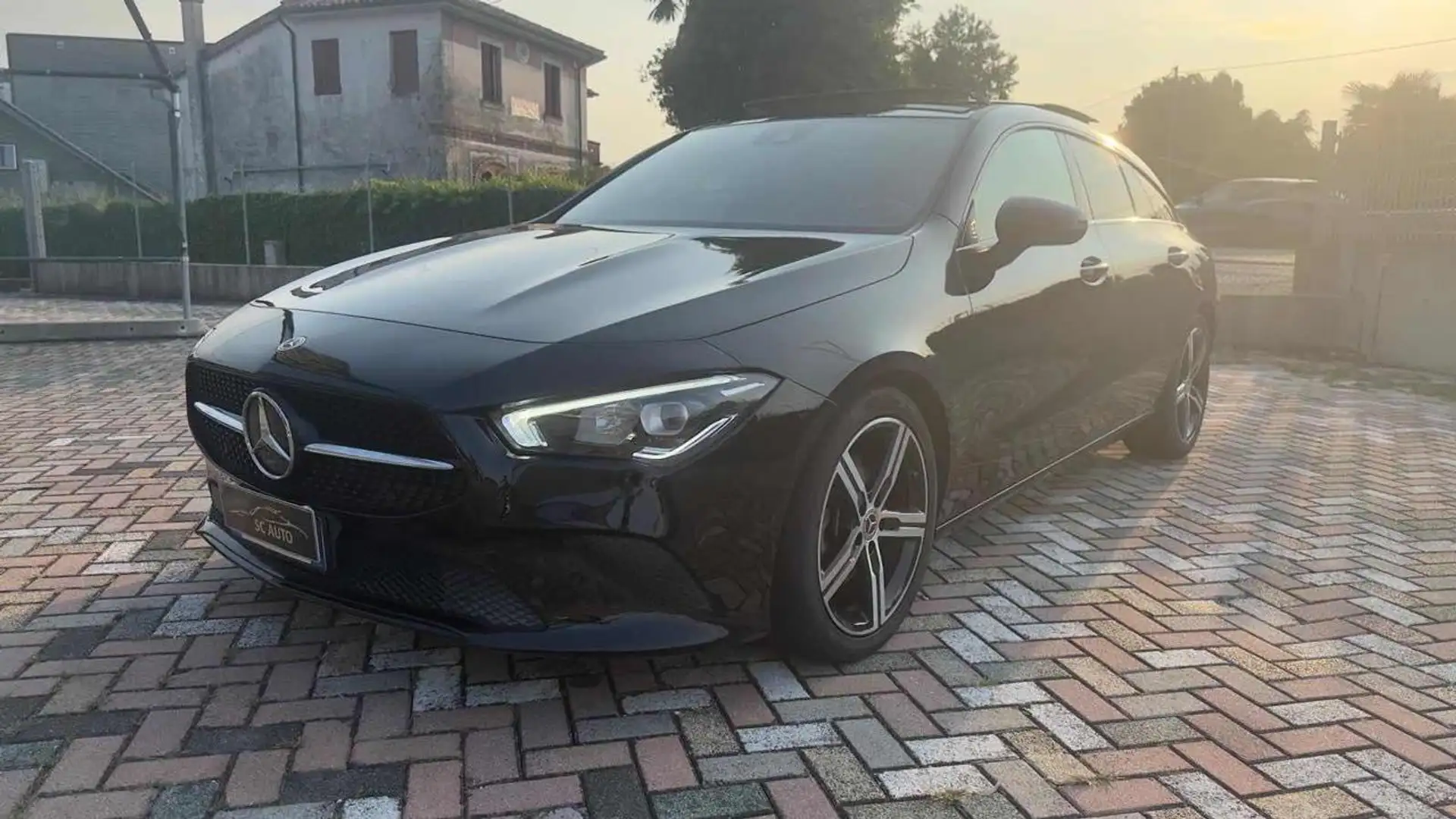 Mercedes-Benz CLA 180 Automatic Shooting Brake Sport Schwarz - 1