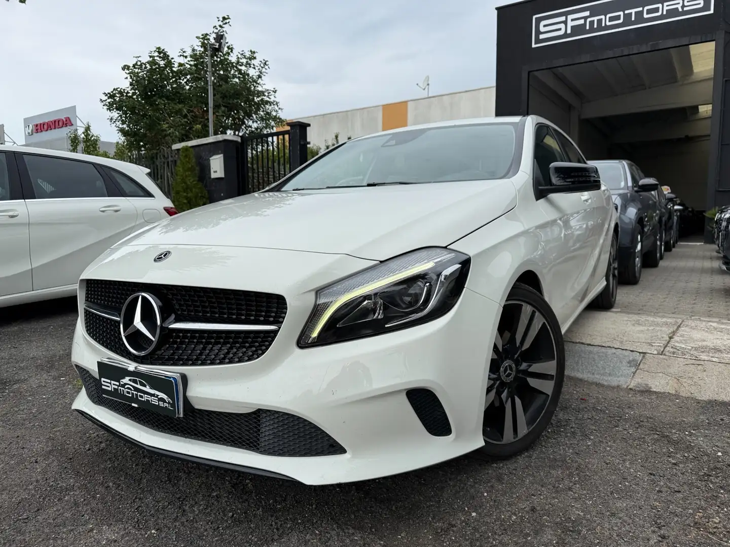 Mercedes-Benz A 200 A 200 d Automatic 4Matic Premium Bianco - 2