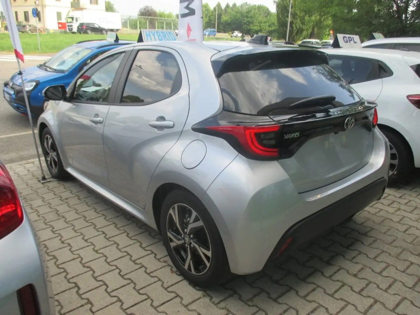 Toyota Yaris 1.5 Hybrid 5 porte Trend - NEOPATENTATI Argent - 2