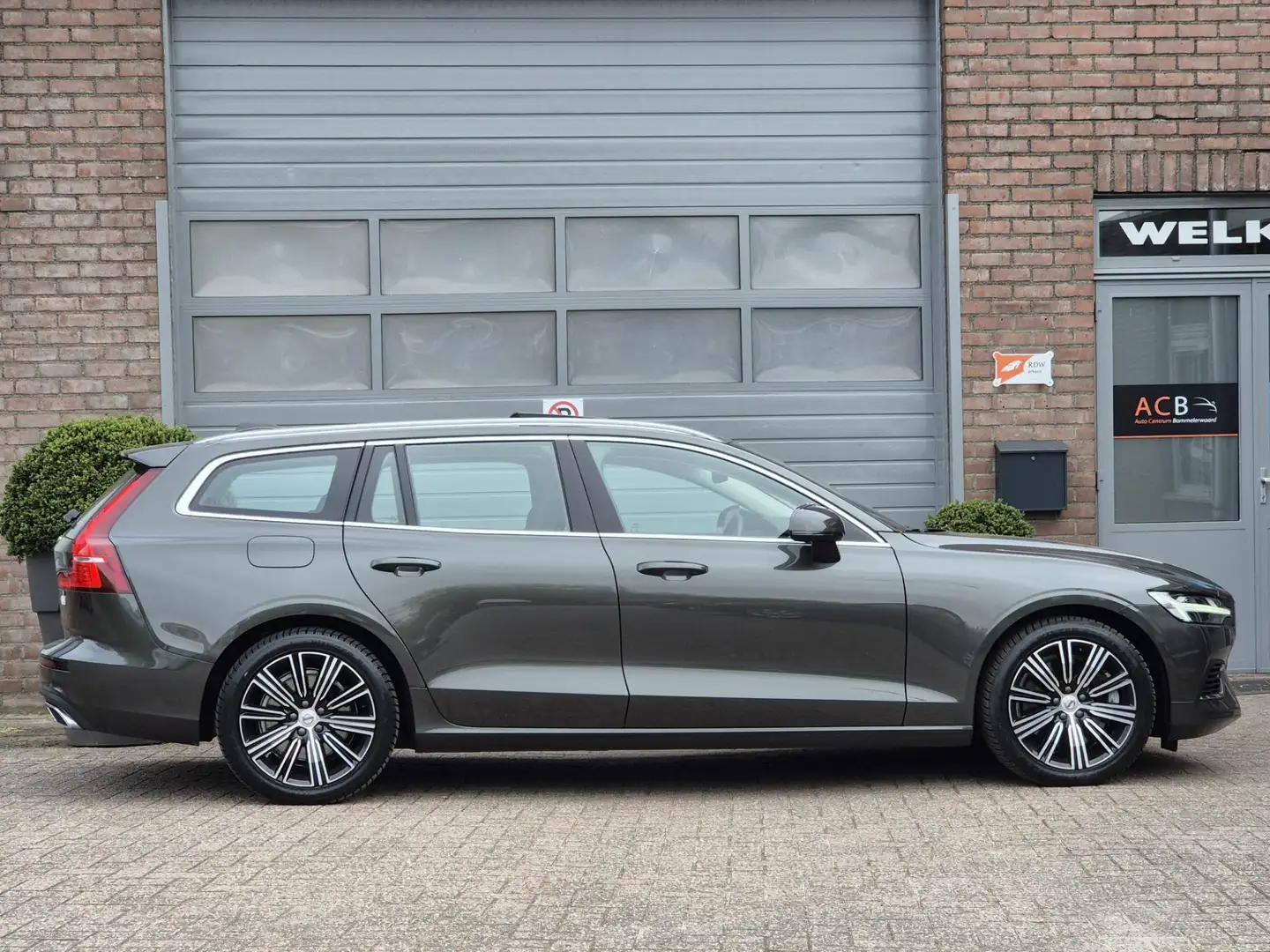 Volvo V60 2.0 T6 Recharge AWD Inscription Schuifdak / Hybrid Gris - 2