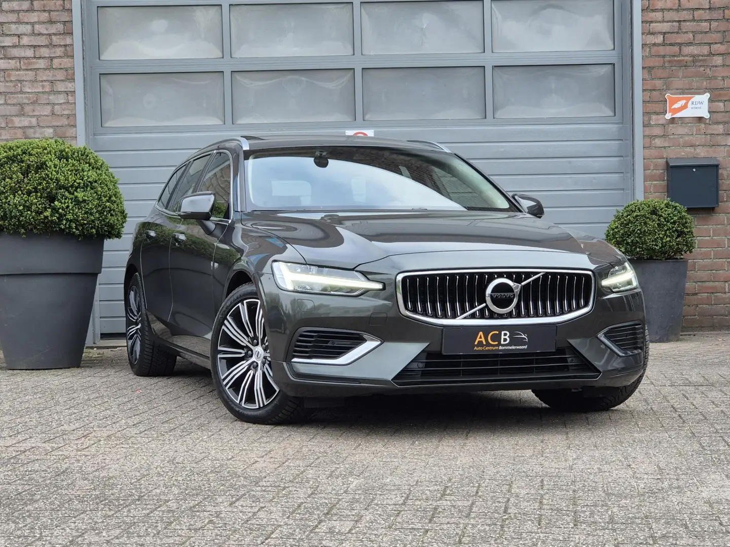 Volvo V60 2.0 T6 Recharge AWD Inscription Schuifdak / Hybrid Gris - 1