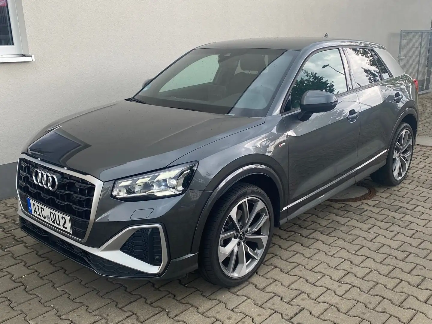 Audi Q2 35 TFSI S line Grau - 2