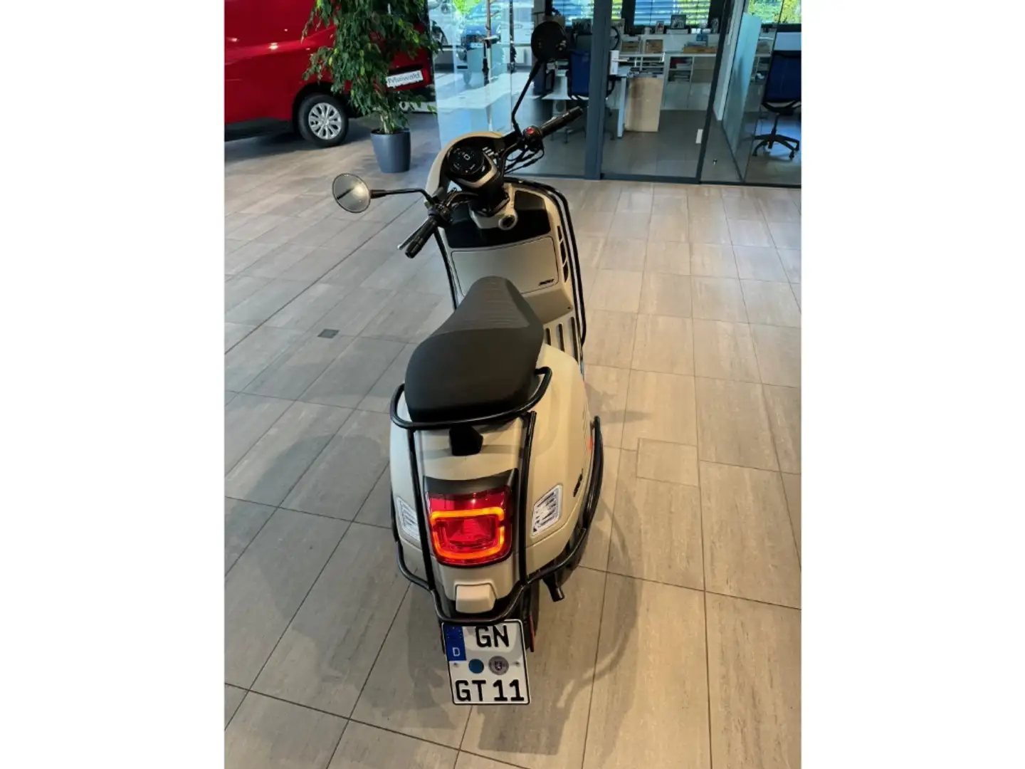 Vespa GTV 300 mit Umbaukit Schutzbügel, Beinschutz, Schutzblech, Beige - 2